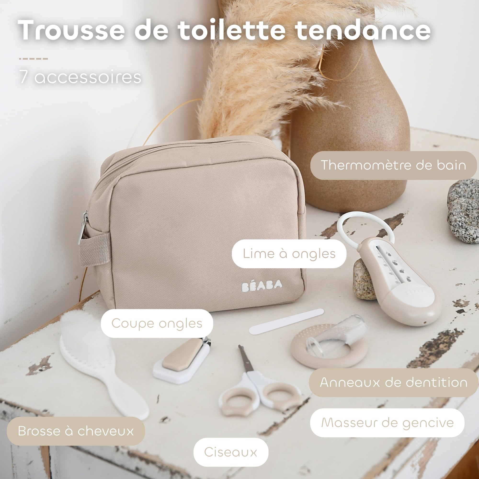 BÉABA Trousse de Toilette Bébé Nomade – 7 Accessoires Essentiels Dès la Naissance – Thermomètre, Coupe-Ongles, Ciseaux, Brosse, Anneau de Dentition – Format Compact avec Compartiments – Coloris Argile