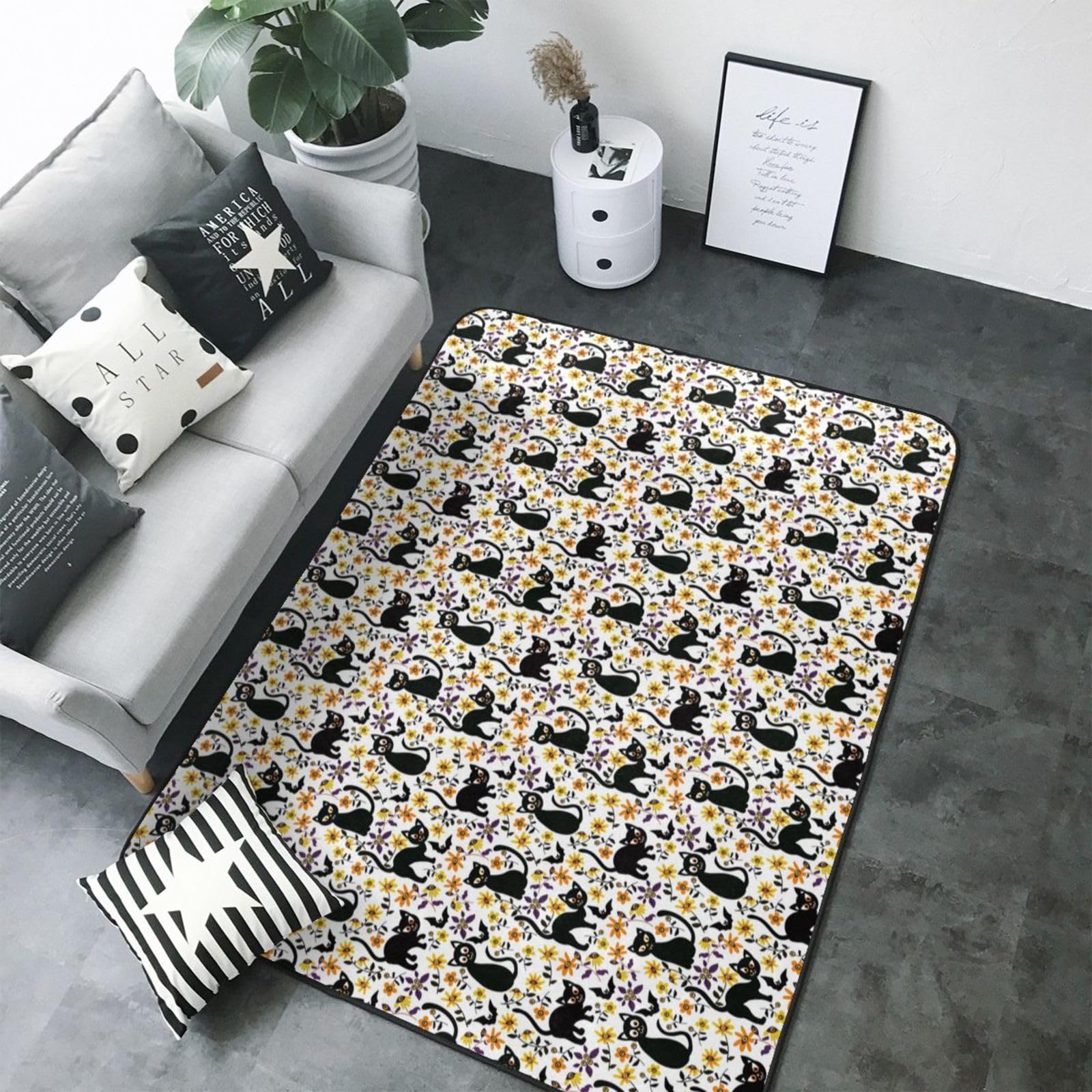 Tapis doux chat noir : la solution déco insolite pour petit meuble