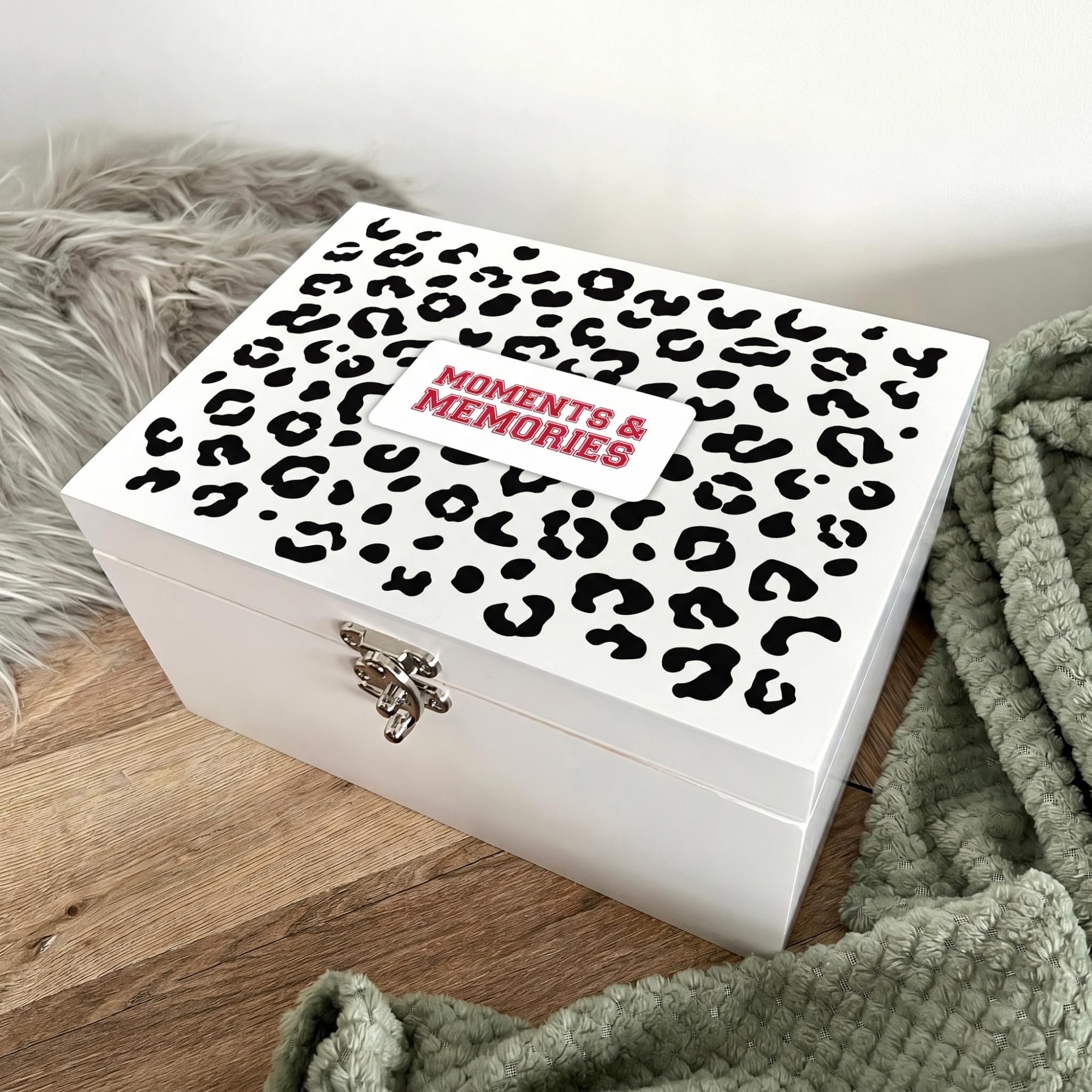 Scatola dei ricordi in legno bianco con stampa leopardata rossa, scatola per ricordi e momenti | Regalo per lei, compleanno, damigella d'onore o laurea | Scrigno dei ricordi bianco | 27 cm x 19 cm x
