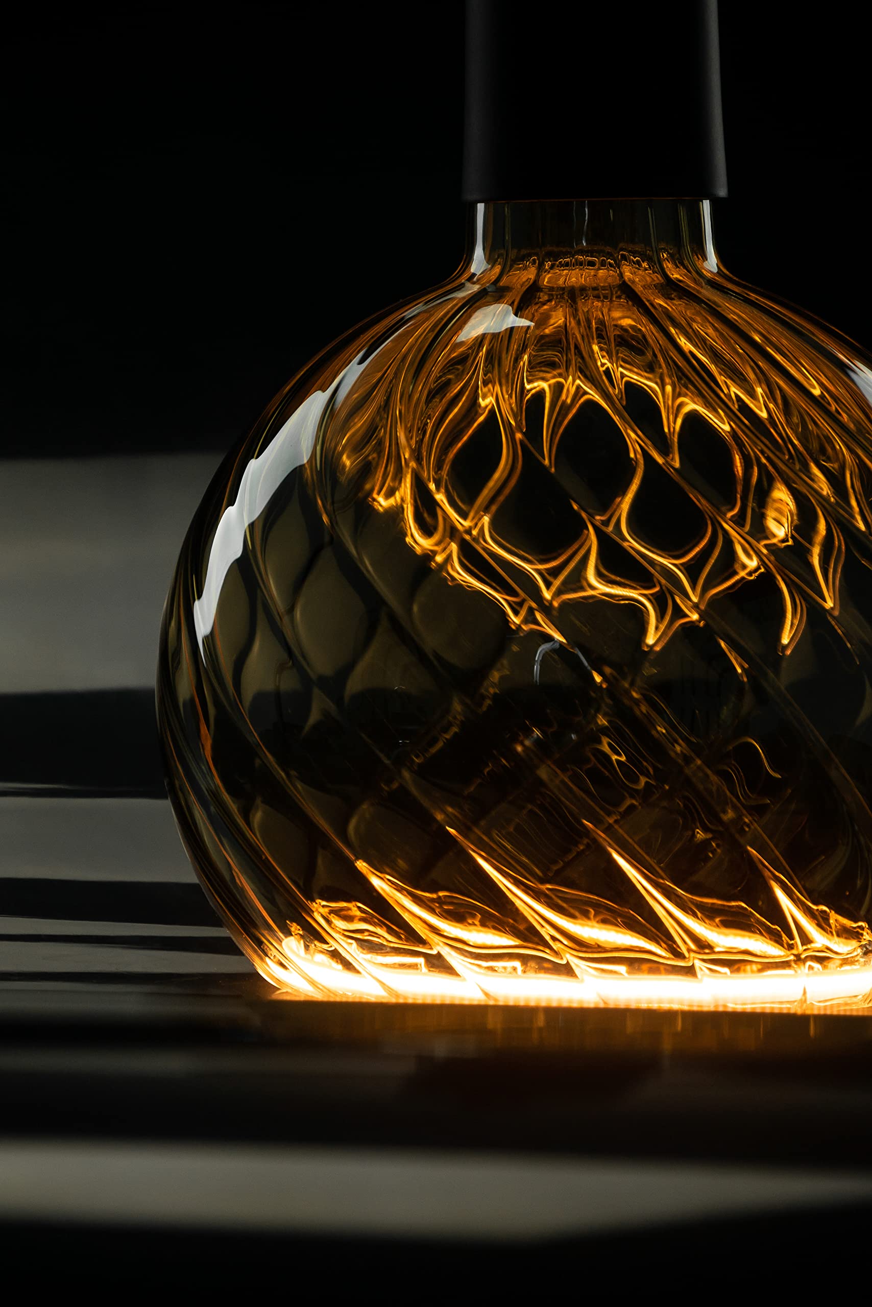 SEGULA Bombilla LED de filamento, diseño flotante, 150 mm, color gris ahumado, regulable, E27