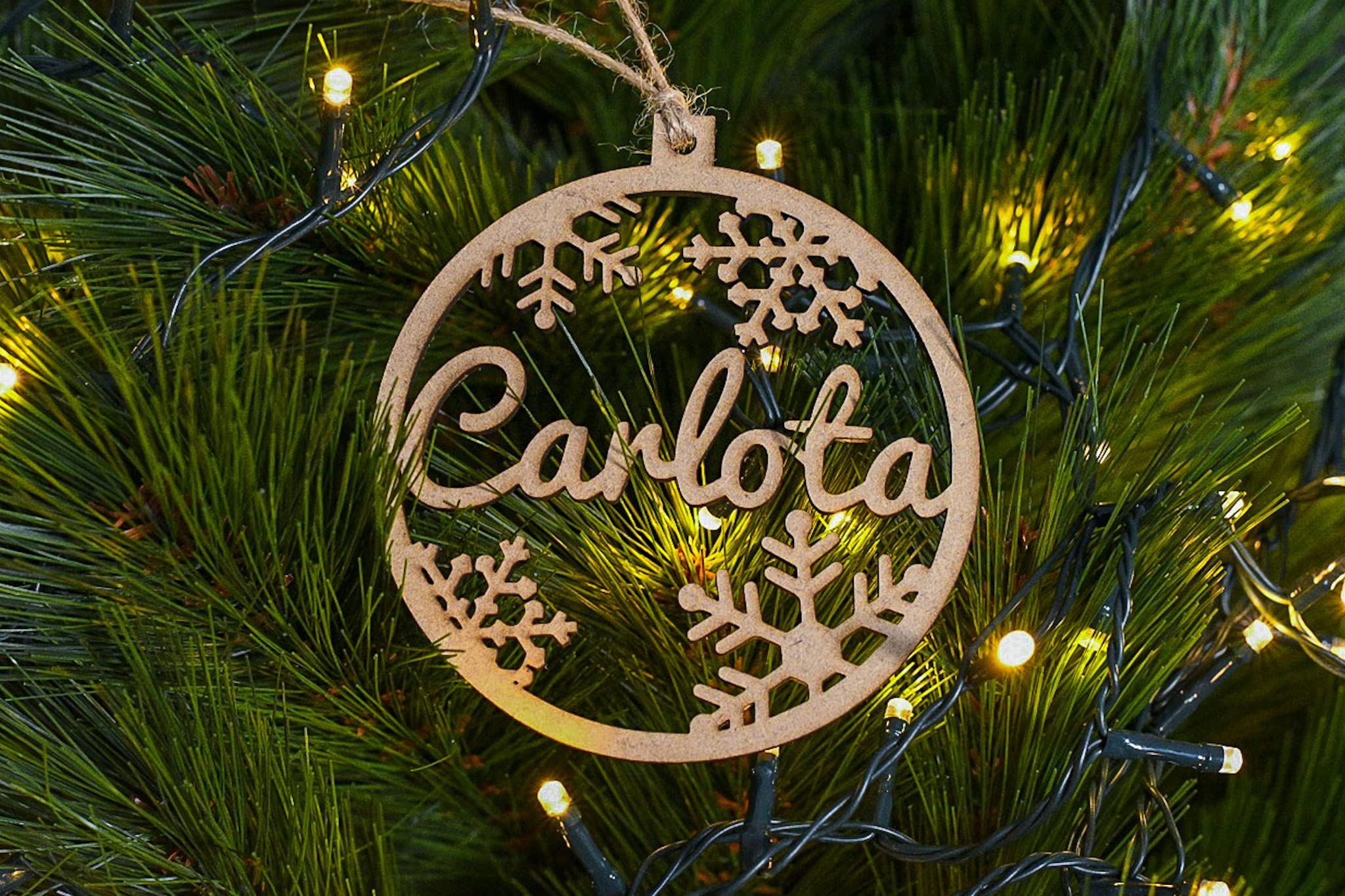 Bola de navidad personalizada en madera. Adorno navideño. Ideal para el árbol de navidad y regalos. Con cordel incluido.