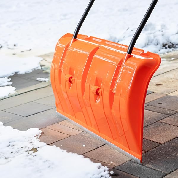 KADAX Pelle à Neige en Plastique dotée d'une Ferrure en Aluminium, Outil de Déneigement Robuste et Efficace avec Roues et Manche en Métal (Orange Clair) - 3