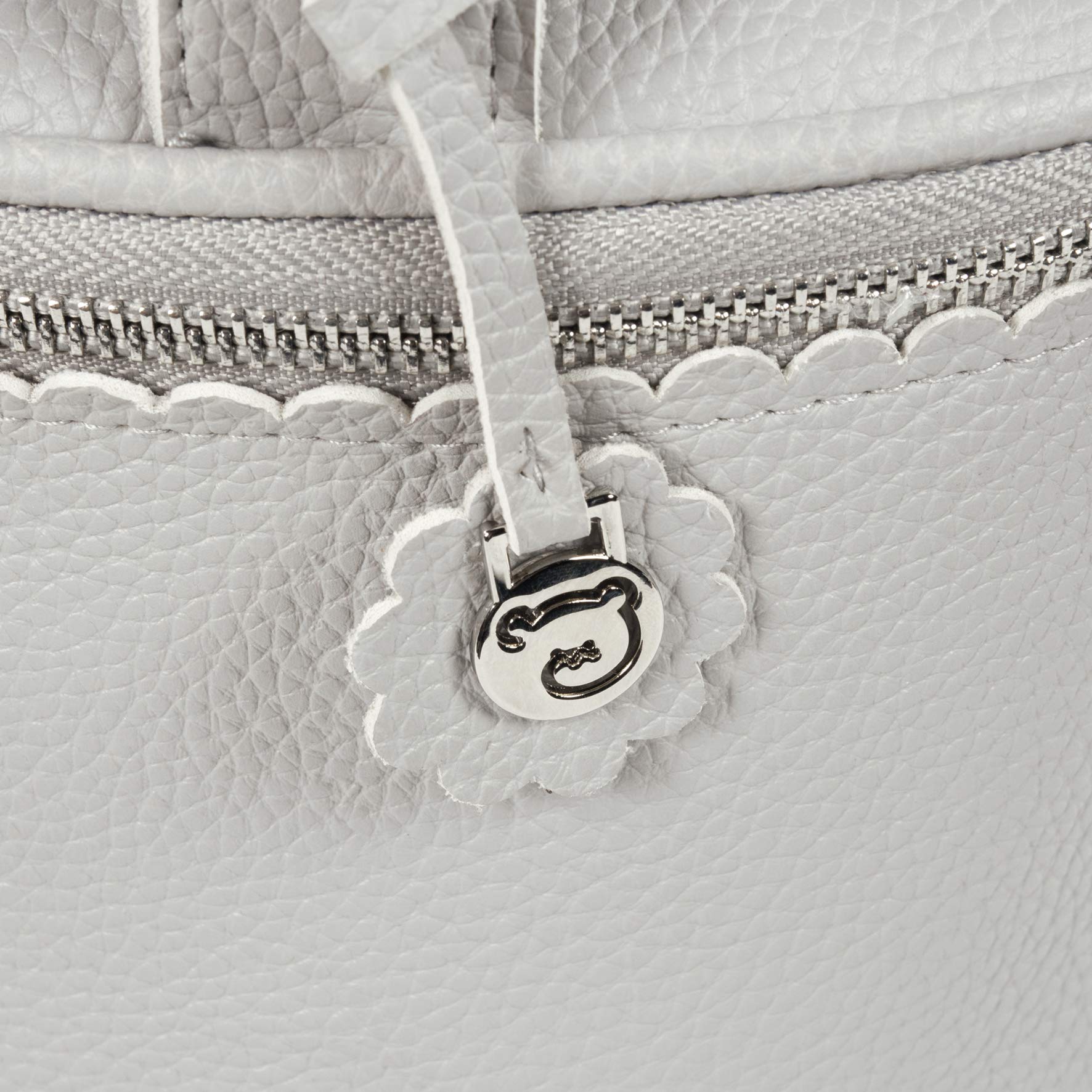 Pasito a Pasito. Trousse de toilette pour bébé Vanity Biscuit. Sac organiseur pour toilette et hygiène de bébé. Pratique et confortable à porter. Eco-cuir de vachette de couleur grise. Dimensions : 24