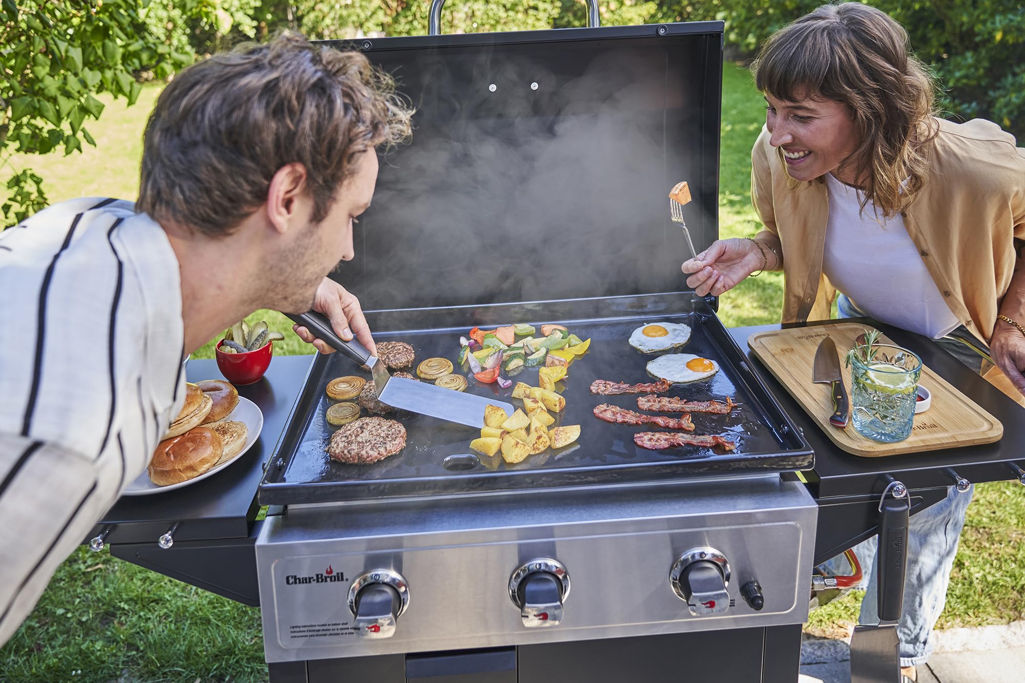 Char-Broil Griddle 3400 Barbecue à Gaz, Plaque en Fonte 48 x 68 cm, Bac de Récupération des Graisses et de l'eau, Allumage Électronique