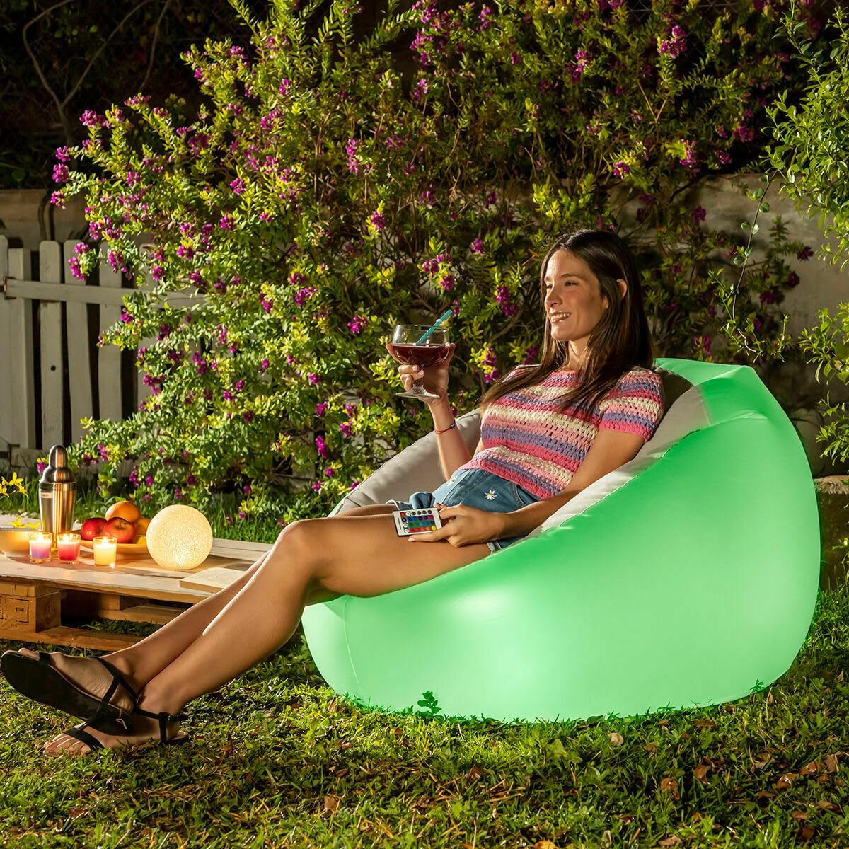 InnovaGoods® Puff Hinchable Exterior + Sillon con LED Multicolor, Resistente al Agua, Incluye Parche de reparación y Mando a Distancia, Sofa Ideal para Camping, Piscina, Interior y jardín