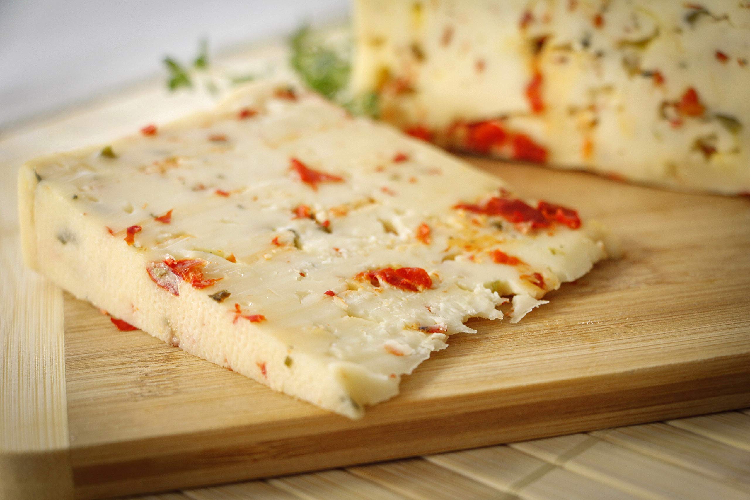 GUSTOS - Paprika-Thymian-Käse von Gustos, 2,2 KG ca, Thymian und Paprika machen aus diesem halbfesten Schnittkäse aus Kuhmilch einen unwiderstehlichen Hochgenuss