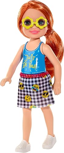 Barbie Club Chelsea Doll, pelirroja de 6 pulgadas con falda extraíble decorada con emojis y gafas de sol en forma de flor, para niños de 3 a 7 años