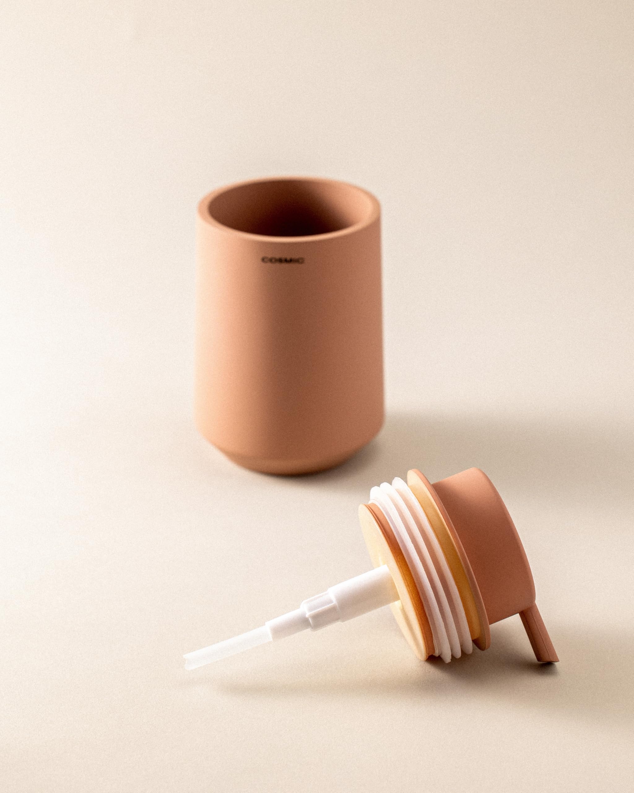 COSMIC Saona Dispensador de Jabón para Baño de Diseño Elegante Fabricado en Resina. Dosificador de Encimera para Aseo y Cocina de Tacto Suave. Accesorio Recargable de 350 ml en Color Lavanda