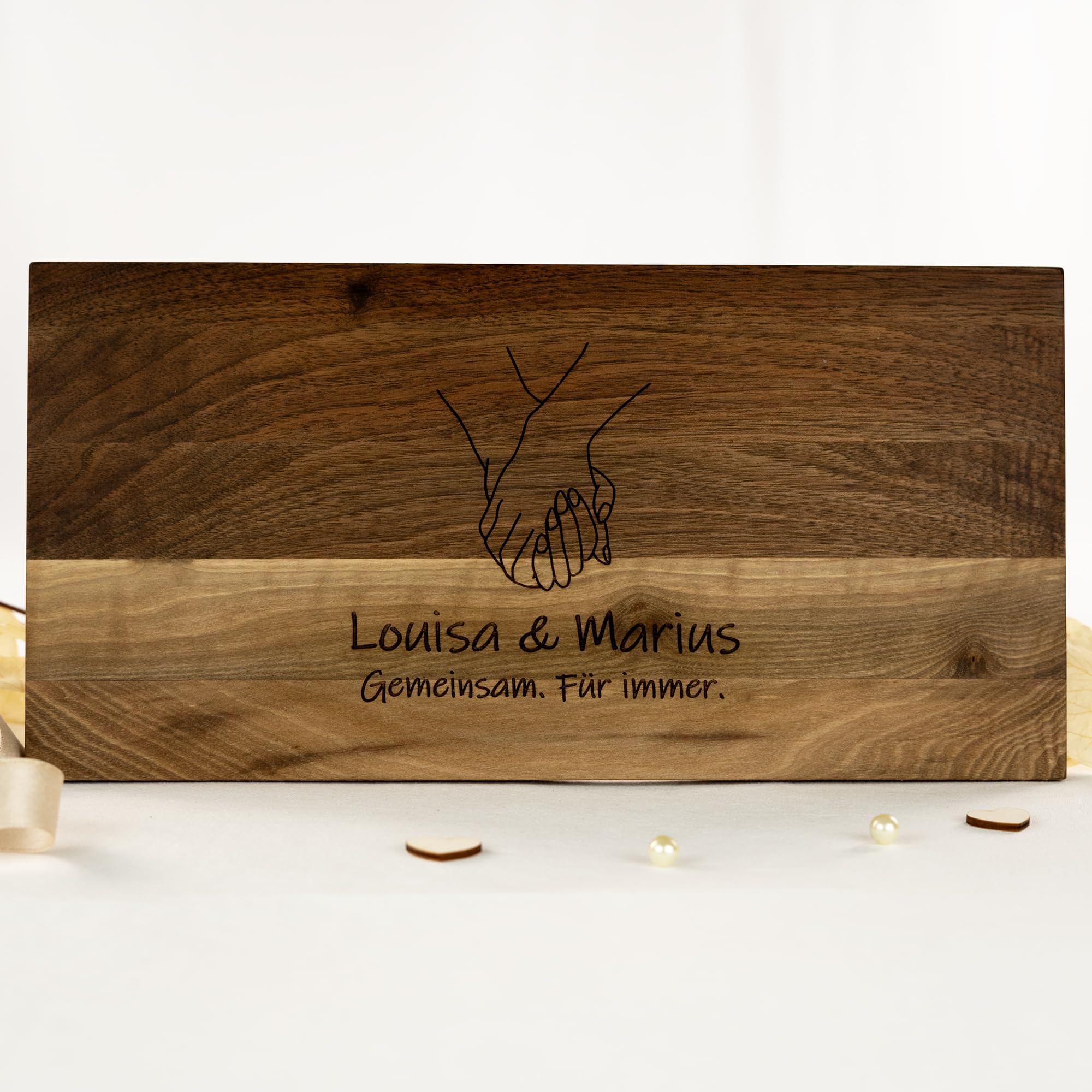 HOFMEISTER® Schneidebrett Nussbaum personalisiert mit Gravur Hände, 38 x 19 x 1,5 cm – massives Holzbrett mit Wunschnamen und Text – Geschenk für Paare, Hochzeit, Jahrestag & Valentinstag
