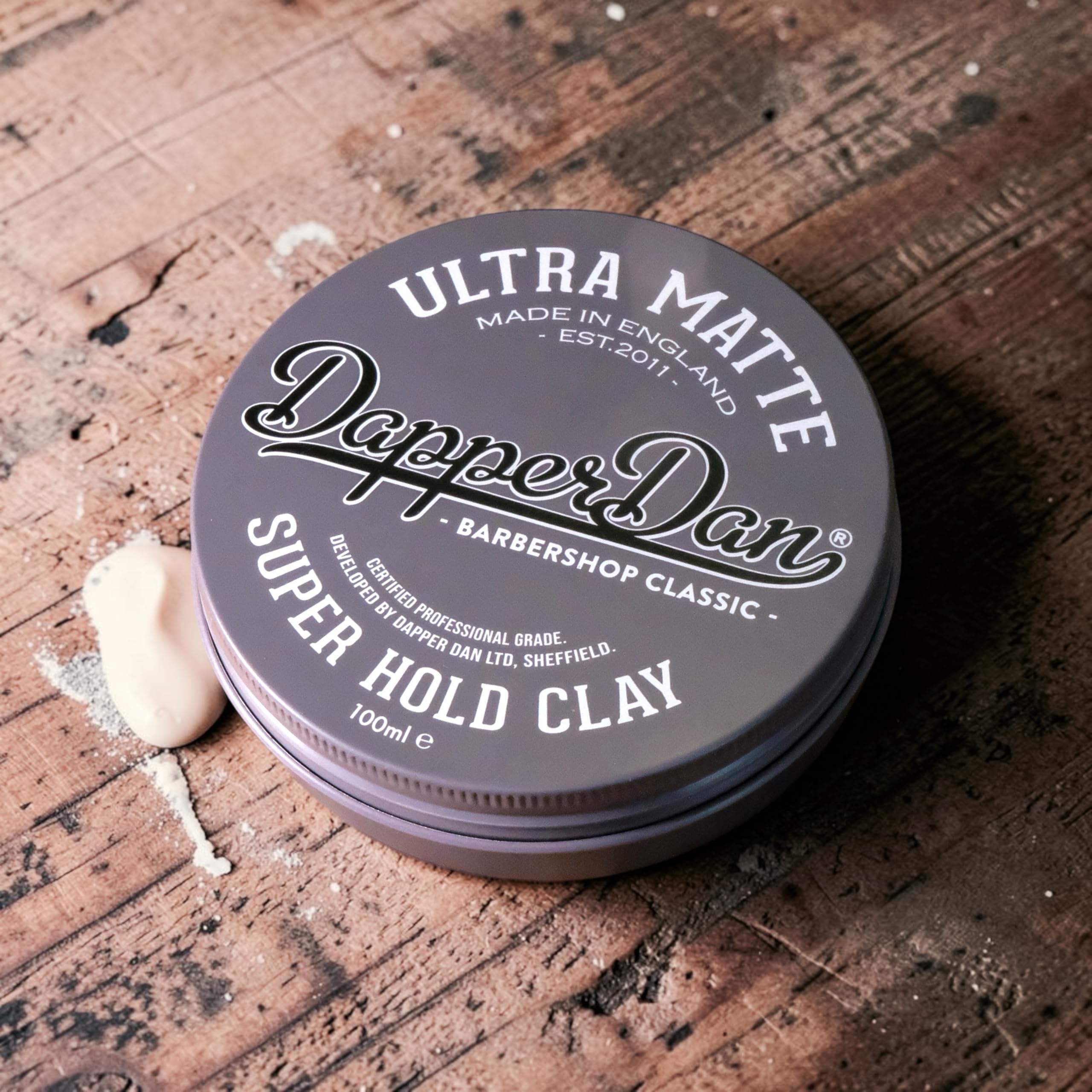 Dapper Dan Ultra Matte Super Hold Hair Clay dla mężczyzn, mocna glinka stylizacyjna, ultra matowe wykończenie, tekstura i definicja, na bazie wody, wanilia i malina, 100ml x 2 opakowanie