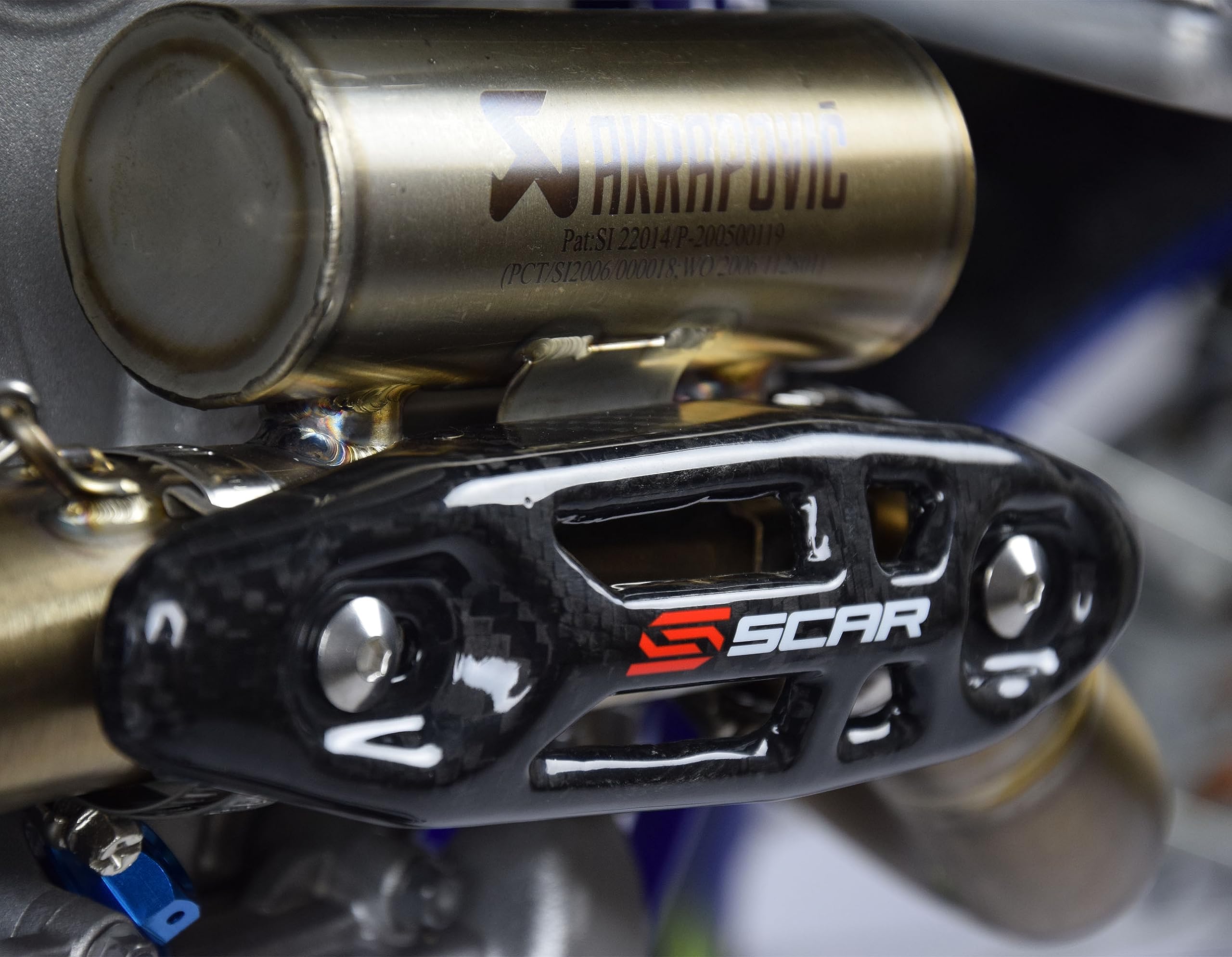 SCAR Protection collecteur échappement Universel carbone 4 temps Compatible avec KTM SXF EXCF XCF XCFW SHERCO SEF SEFR HUSQVARNA FE FC FX GASGAS MCF ECF BETA