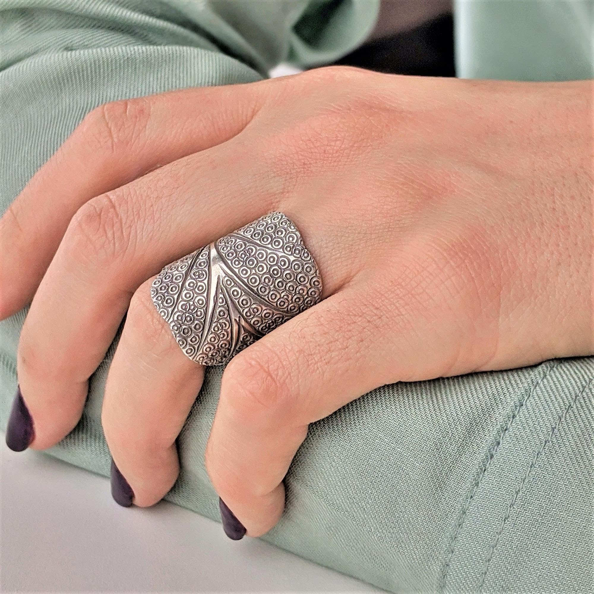 81stgeneration Hill Tribe Anillo de Plata con Forma de Árbol | Anillo Ancho Ajustable con Patrón de Círculo Grabado | Joyas Únicas Inspiradas en la Naturaleza para Mujer | Anillos de Hojas Bohemios
