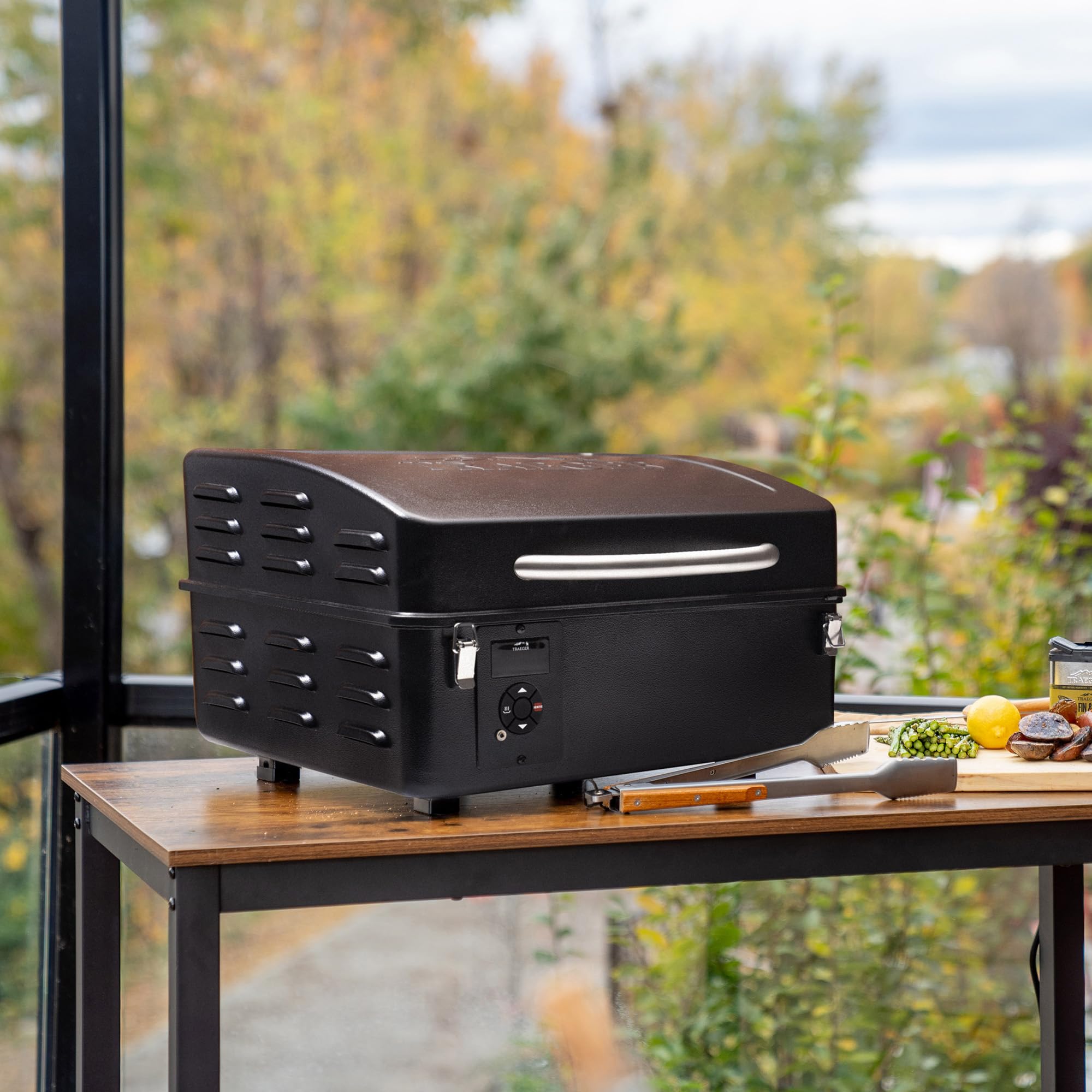 Traeger Grills Trailhead, tragbarer Holzpelletgrill und Smoker - Elektrischer Tisch-Pelletsmoker mit digitalem Lichtbogenregler, für Heckklappe und Kochen im Freien + To Go Abdeckung + Wechselrichter