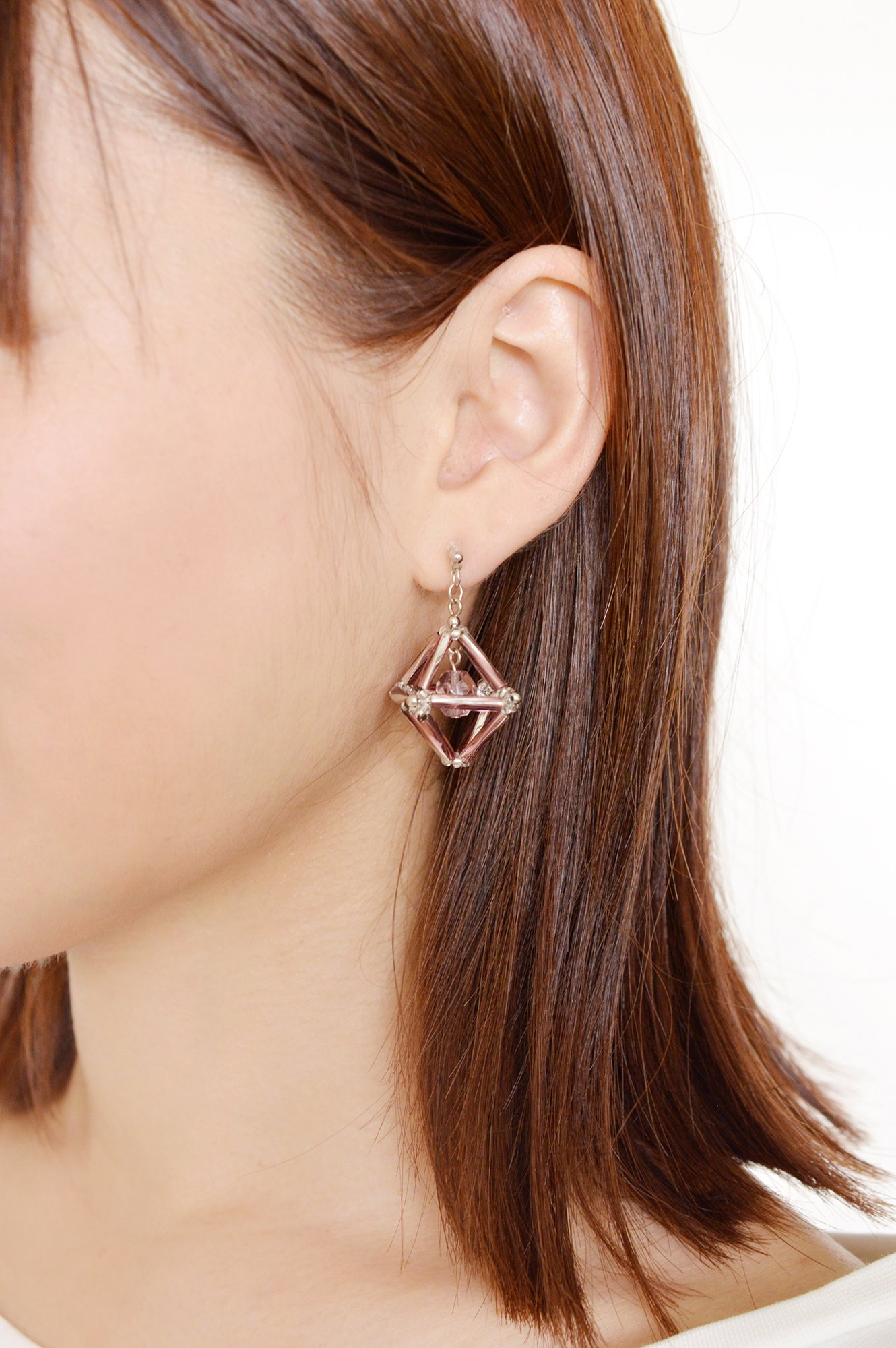 レインボー ピンク 花柄 レース 楕円型 手染めビーズ ペイント 大ぶり