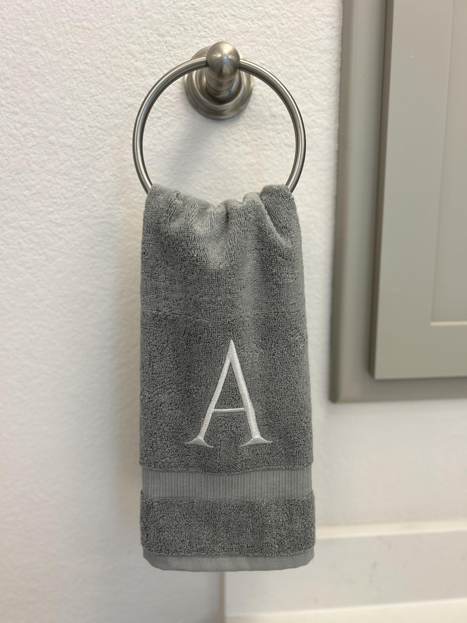 Toalla de mano gris con inicial para baño, toalla bordada decorativa con monograma de calidad de hotel para tocador, spa, certificado orgánico GOTS, juego de 2 letras plateadas V