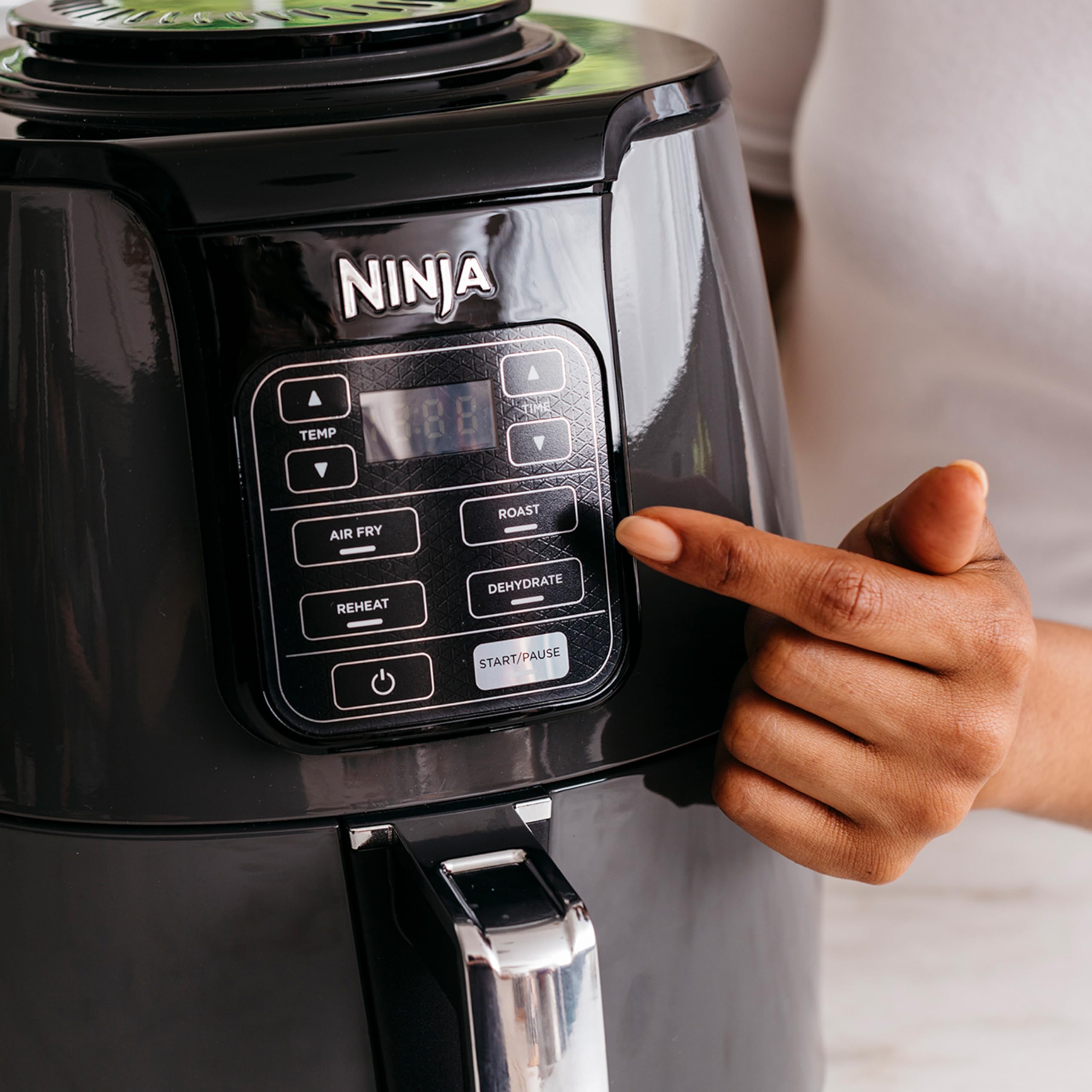 NINJA Air Fryer, 3,8L, 4-en-1, Sans Huile, Frire à l'air, Rôtir, Déshydrate, Panier Antiadhésif Compatible Lave-Vaisselle, 2-4 Portions, Digitale, Gris et Noir, AF100EU
