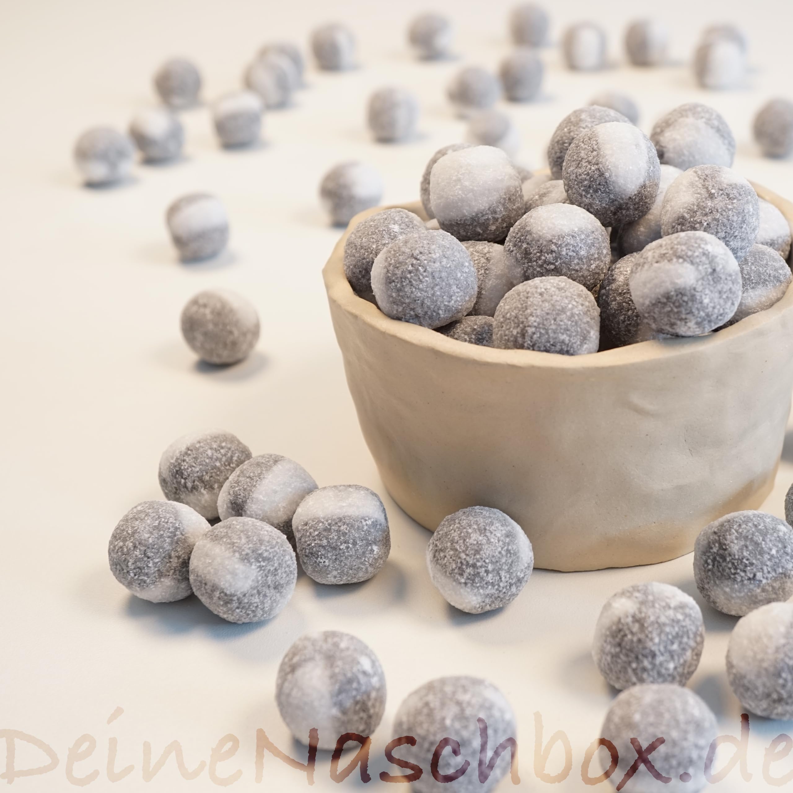 Deine Naschbox | Salmiak Bonbon Kugeln | 1kg Naschbox | XL Großpackung für Party, Candybar & als Geschenk - Gelatinefrei - Salmiakpulver Füllung