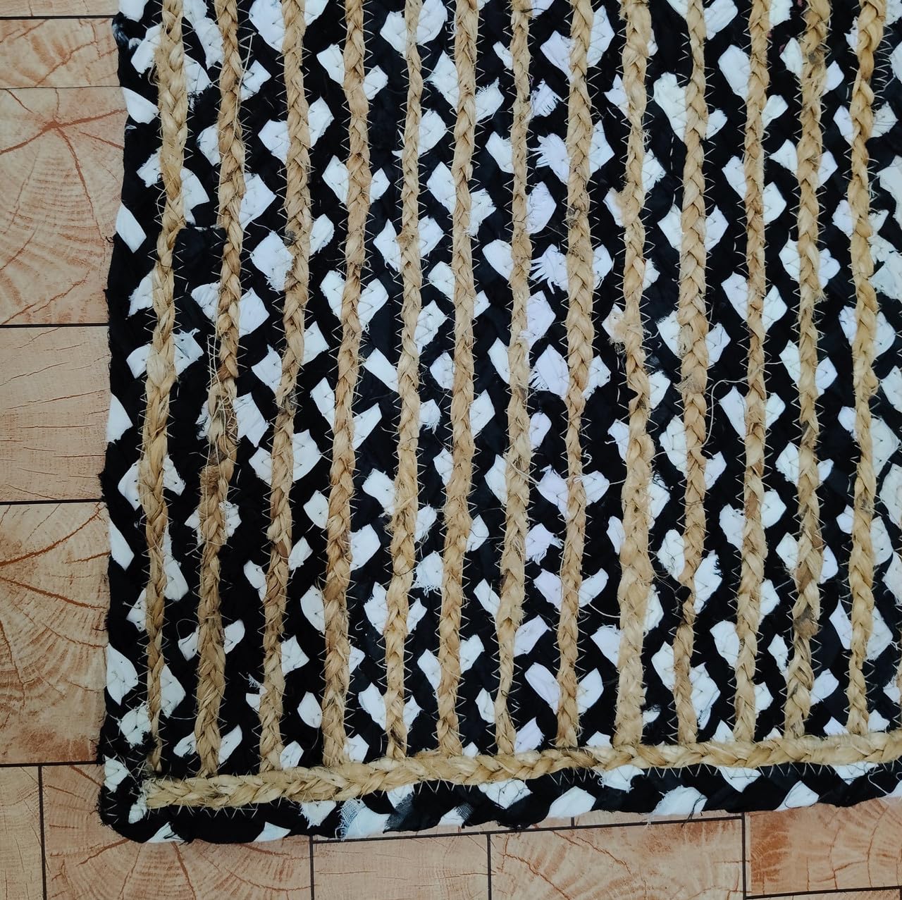 Tapis décoratif noir et blanc fait à la main en coton et jute | Tapis géométrique moderne de style bohème | Tapis de plancher de salon respectueux de l'environnement – 1,2 m carré