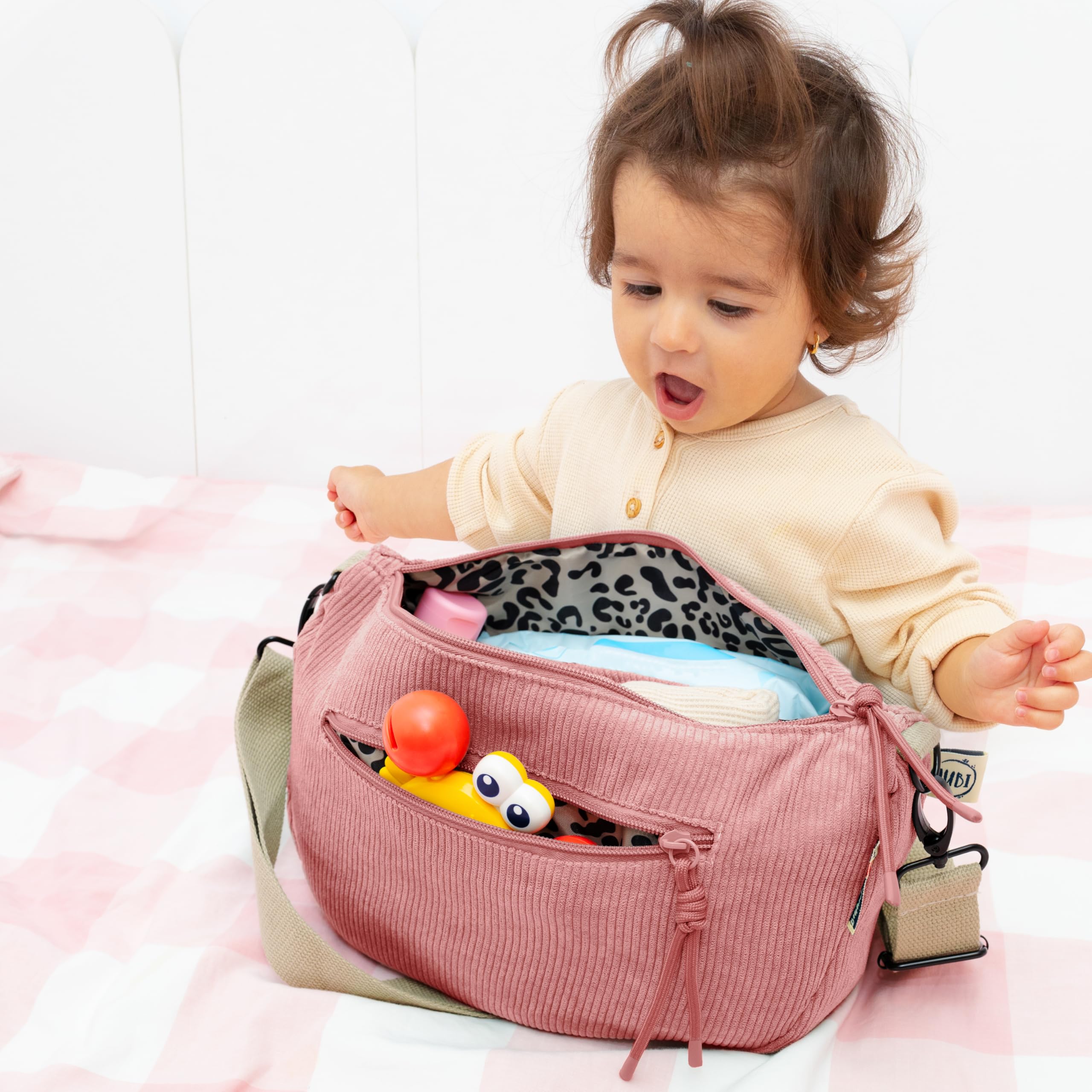 Jubi Moon Bag Sac à langer en velours côtelé rose – Organiseur de poussette avec fixation pour poussette, sac bandoulière pour femme, petit sac à langer avec compartiments et porte-bouteilles, sac à