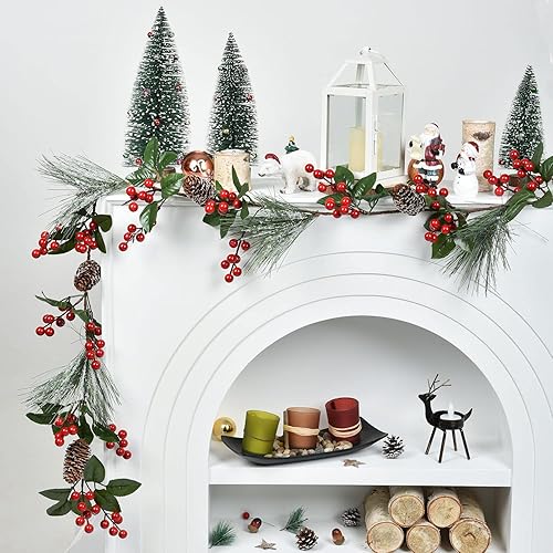 Miniatura 7 de Guirnalda de bayas rojas para decoración de Navidad, guirnalda de Navidad de 6 pies con hojas de acebo, agujas de pino, bayas rojas y conos de pino