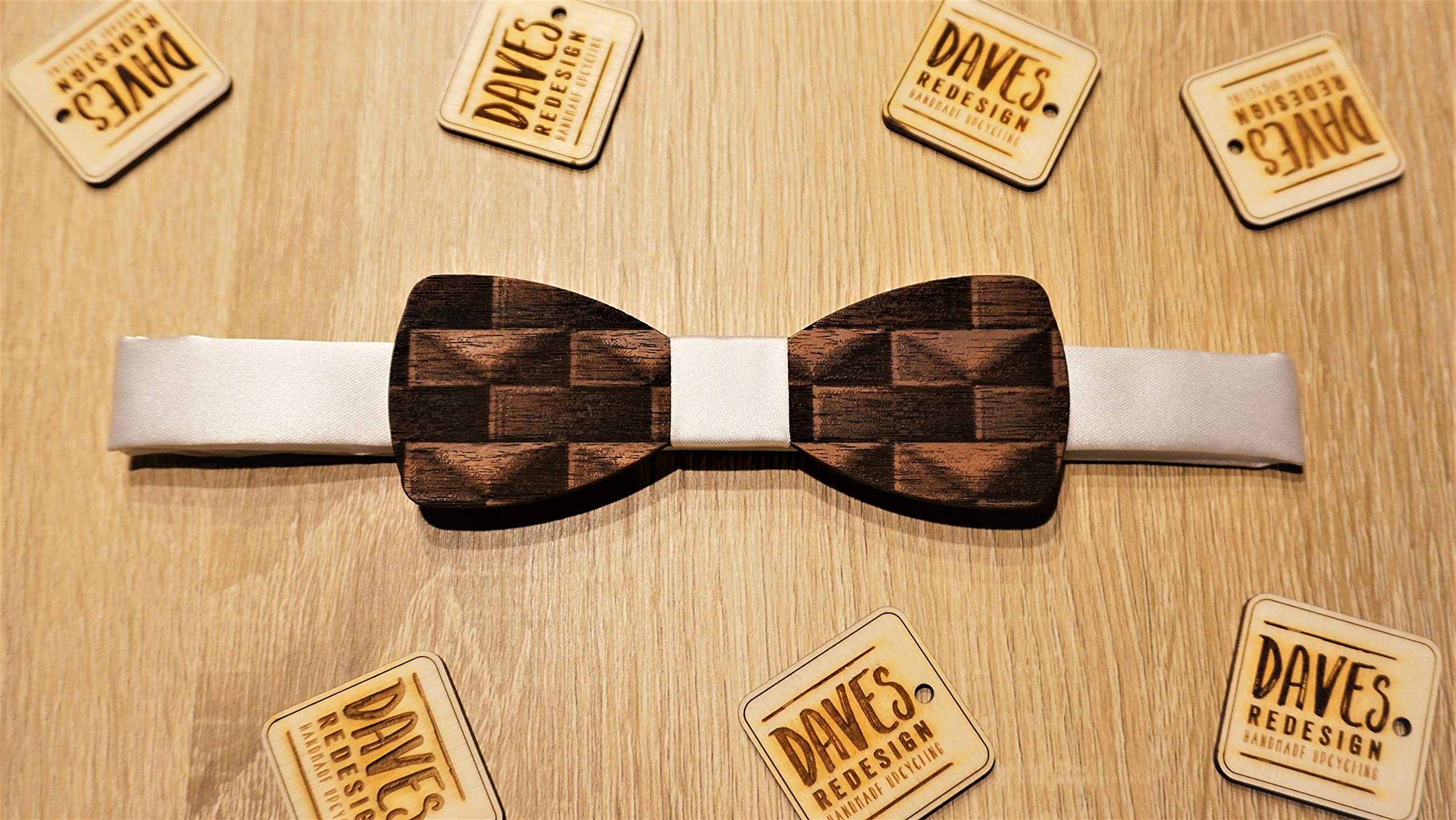 Holzfliege Männer weiß graviert Herren-Fliege mit elegantem Stoffband handgefertigt Shabby Chic Querbinder Bräutigam Accessoires