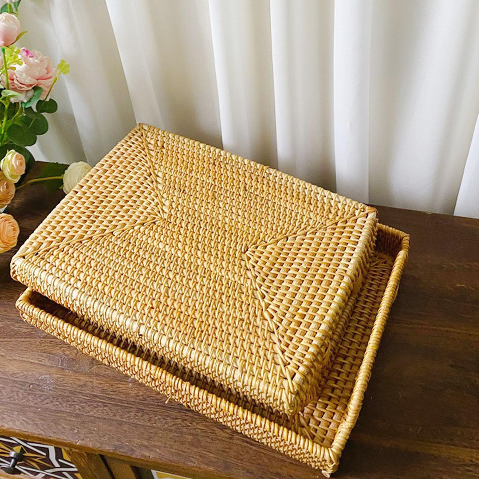 Nikou Vassoio rettangolare in rattan, 34 × 25 × 4 cm, con manici, vassoio decorativo in vimini, per colazione, bevande, snack, cibo o tavolino da caffè
