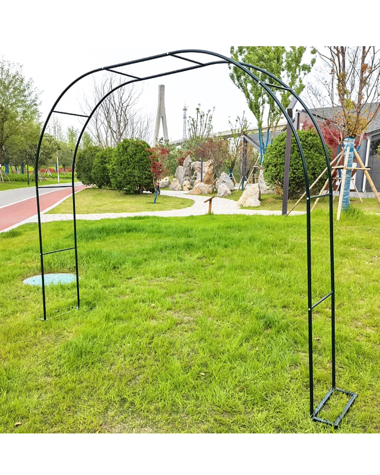 Treillis arche de jardin en métal pour créer un passage fleuri sur le patio