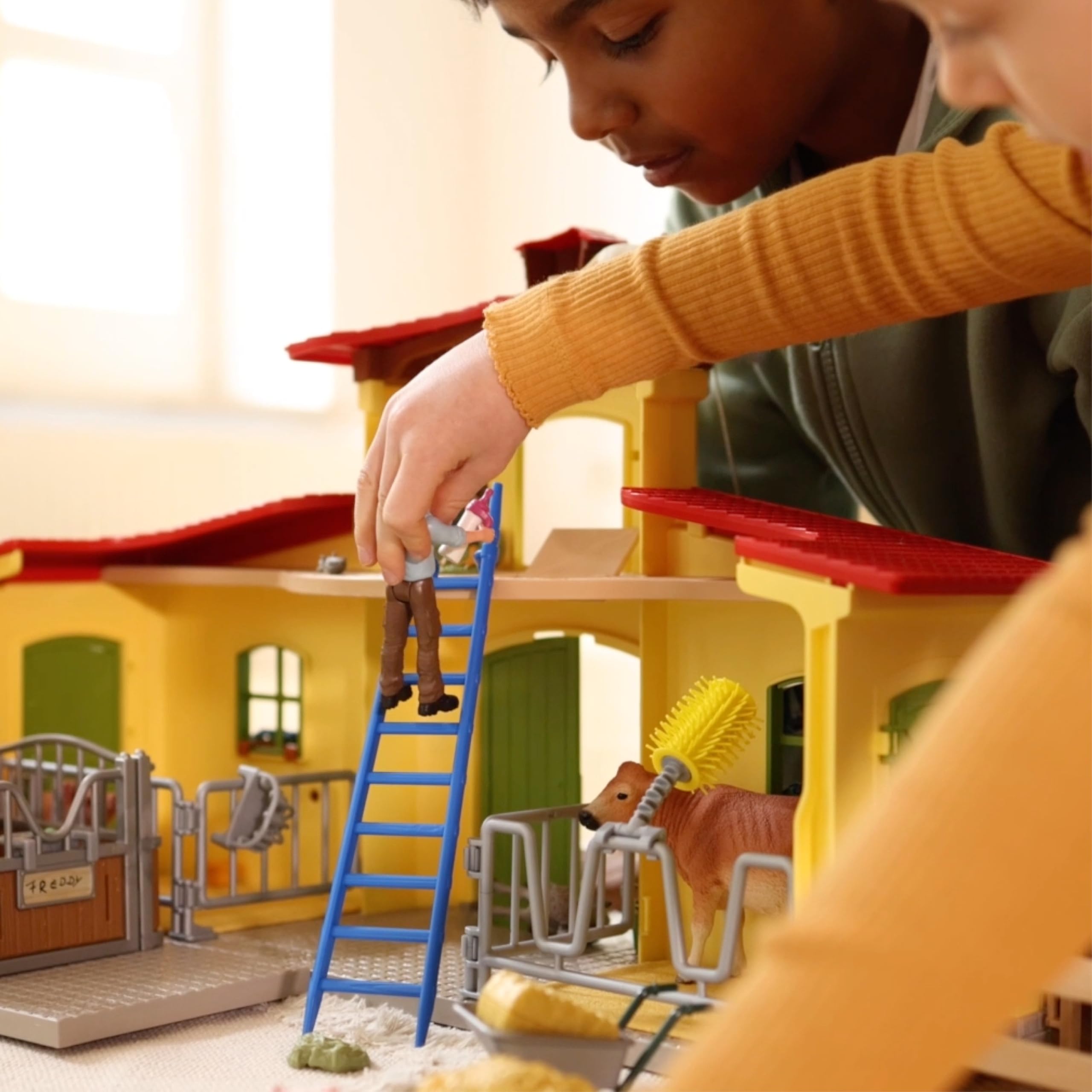 Schleich Farm World | Große Farm mit Bauernhaus 42605 | 92 Teile | Set inkl. Haus, Bauer, Kuh, Schwein, Katze, Maus & Zubehör | detailgetreues Bauernhof Spielzeug für Mädchen & Jungen ab 3 Jah