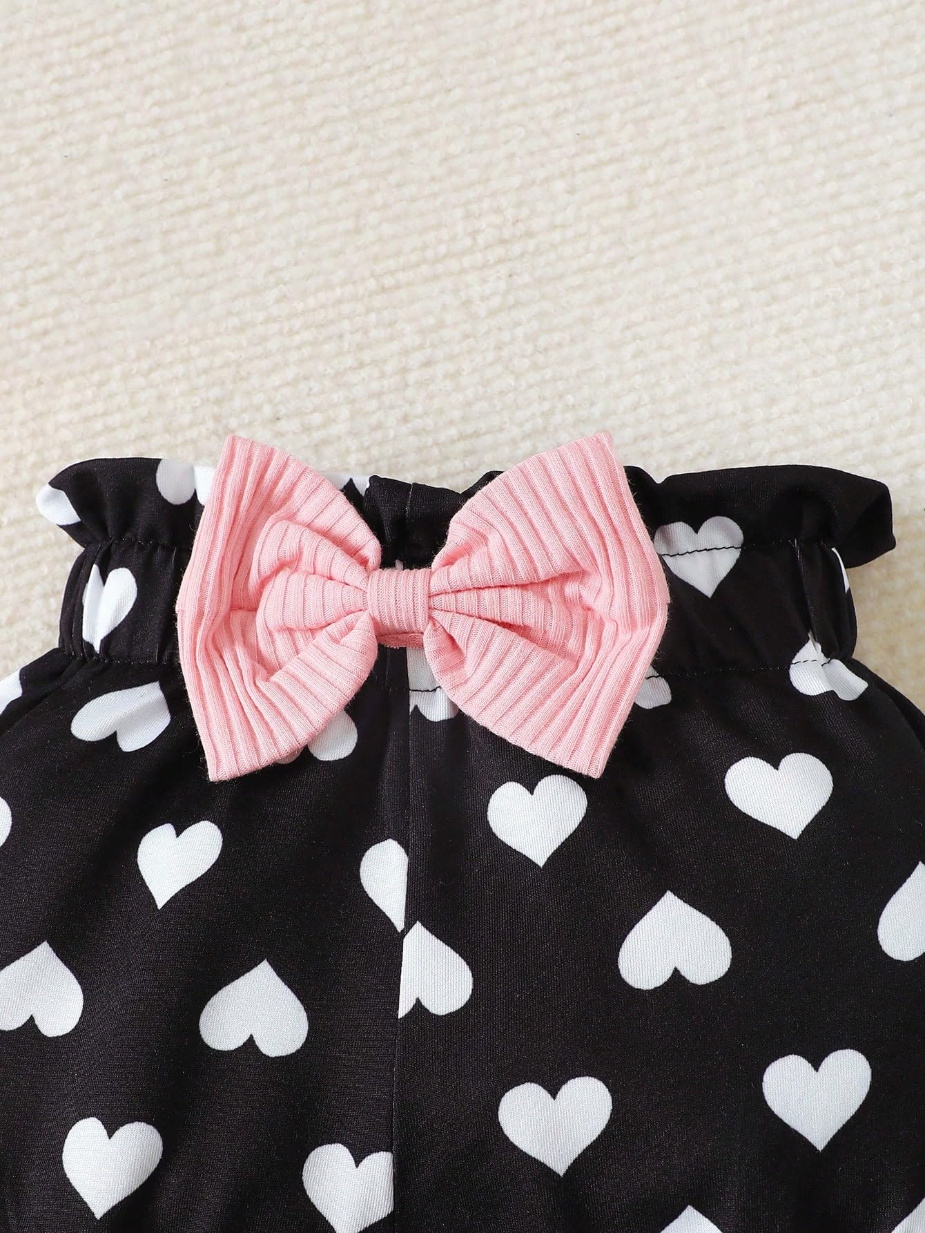Conjunto de 3 piezas para bebé niña con mangas acanaladas con volantes, pantalones cortos y diadema con lazo — view 6
