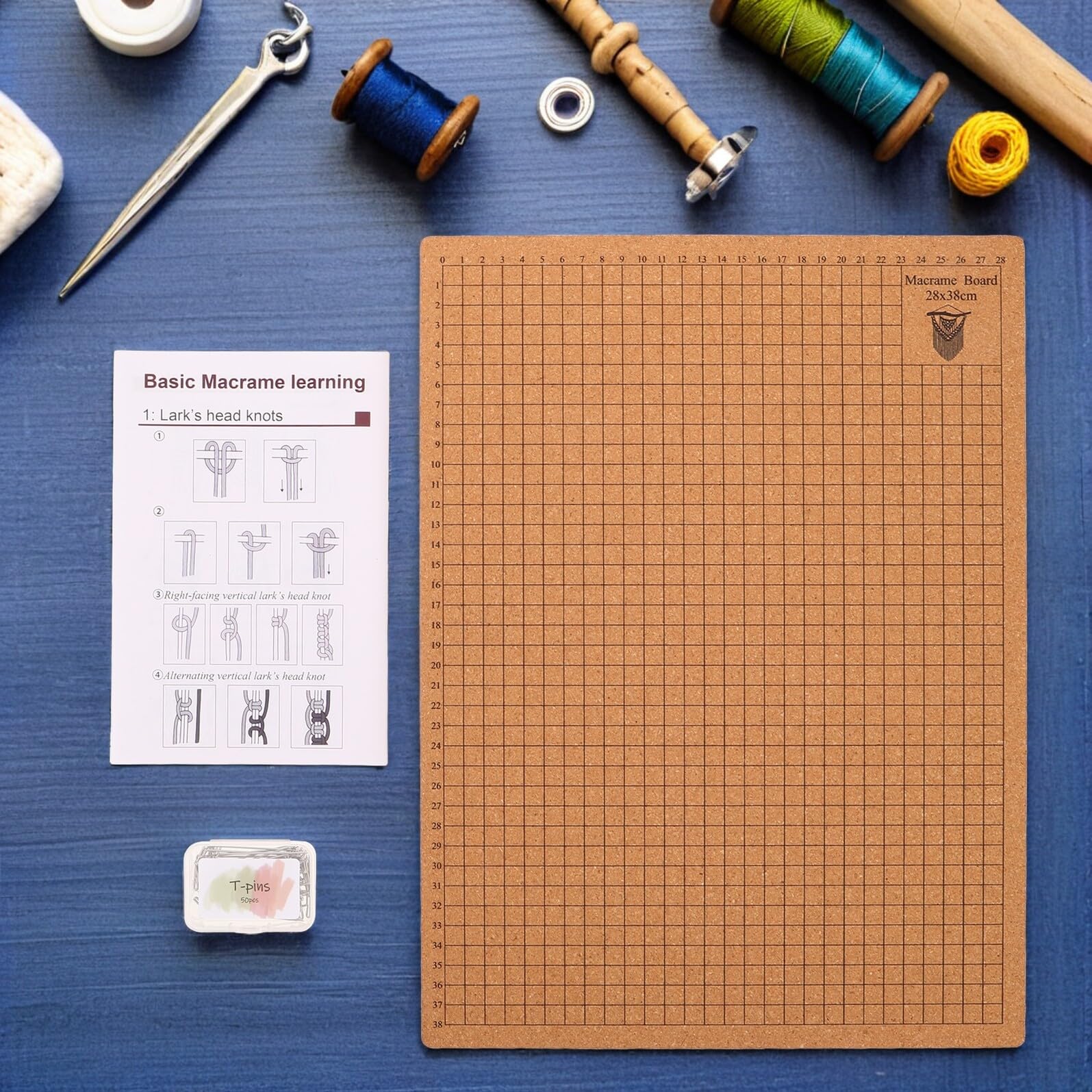 Kit D’Outils de Macramé pour Débutants Planche Quadrillée en Liège 28x38 Cm, 50 Épingles en T et Coussin à Épingles Doux – Accessoires de Tricot et Crochet pour Tissage, Macramé