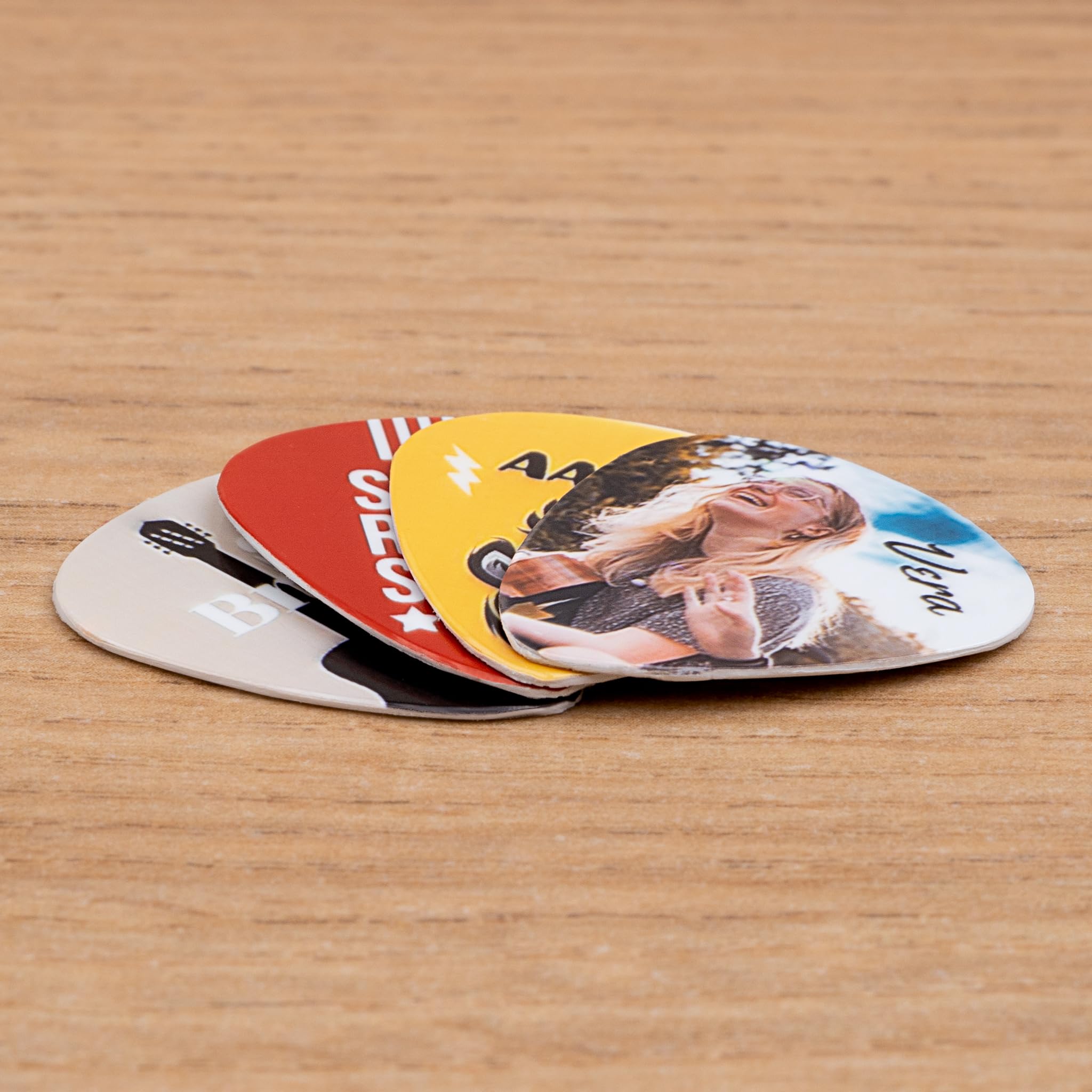 Wanapix | Pack 4 Plektren bedrucken | Personalisierte Gitarrenplektren mit Namen oder Logo | Originelles Geschenk für Gitarristen | Jedes Plektrum ist einzeln personalisierbar | 100% Personalisiert