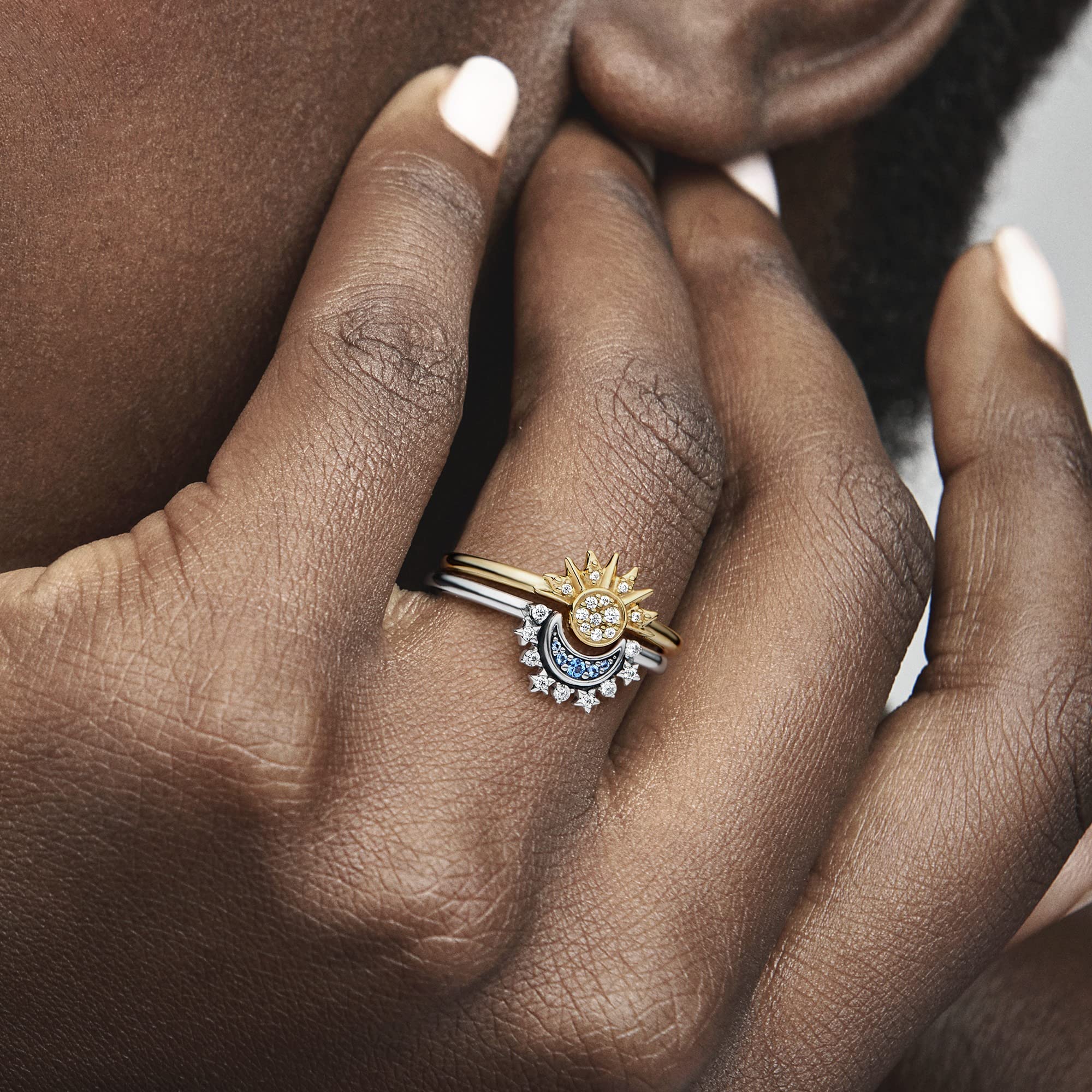 PANDORA Moments - Anello sole luminoso, placcato in oro 14k, con pietre di zirconia cubica incolori