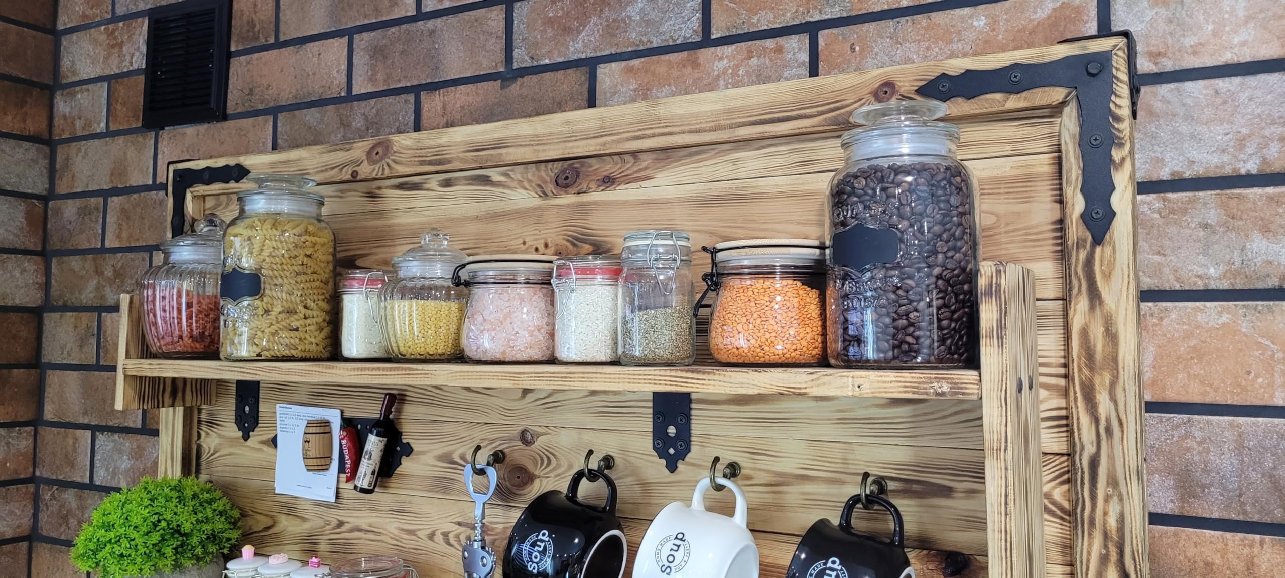 weeco Mensola da appendere, realizzata a mano, portaspezie in legno e accessori in metallo, 113 x 73 cm, mensola da cucina da parete rustica in legno, decorazione da cucina con gadget.