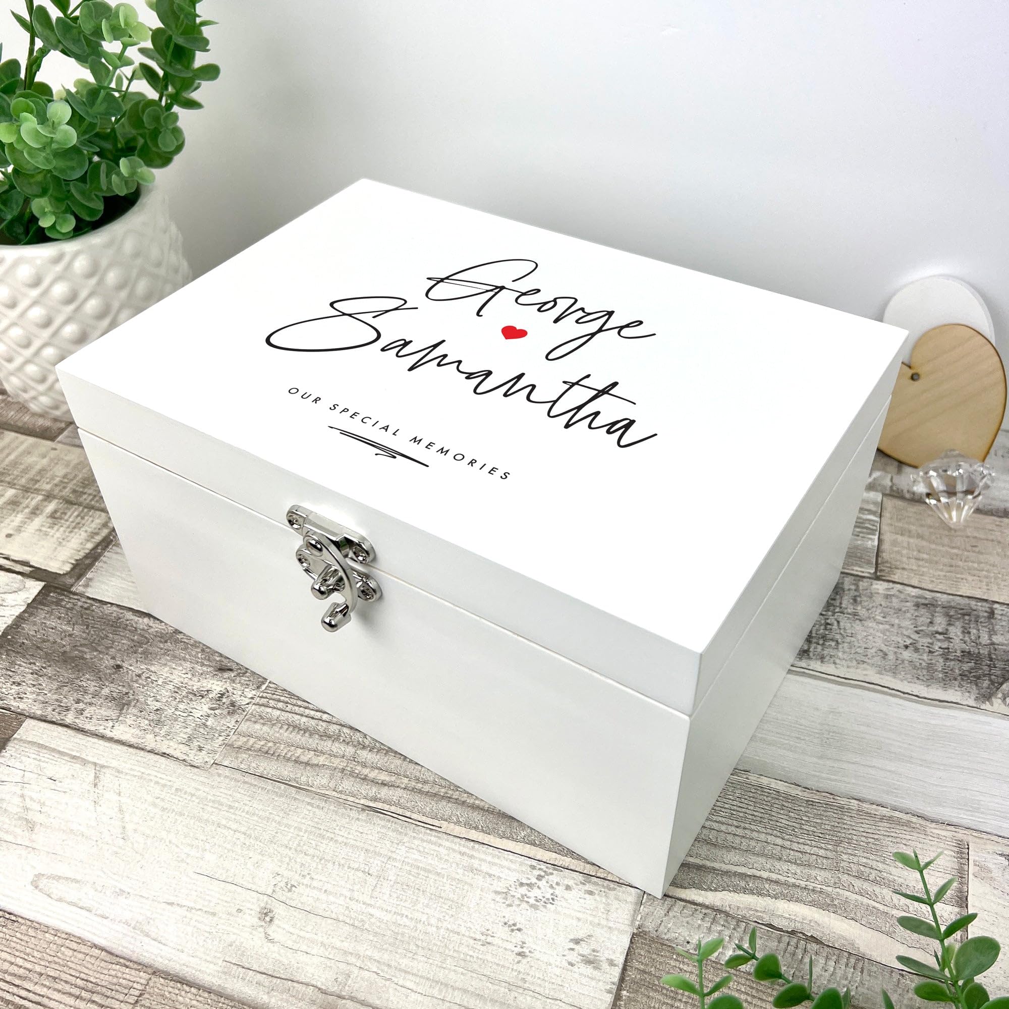 Caja de recuerdos de madera blanca personalizada con nombres de parejas, con bisagras y cierre, regalo de San Valentín, aniversario, boda, 27 cm x 19 cm x 14 cm