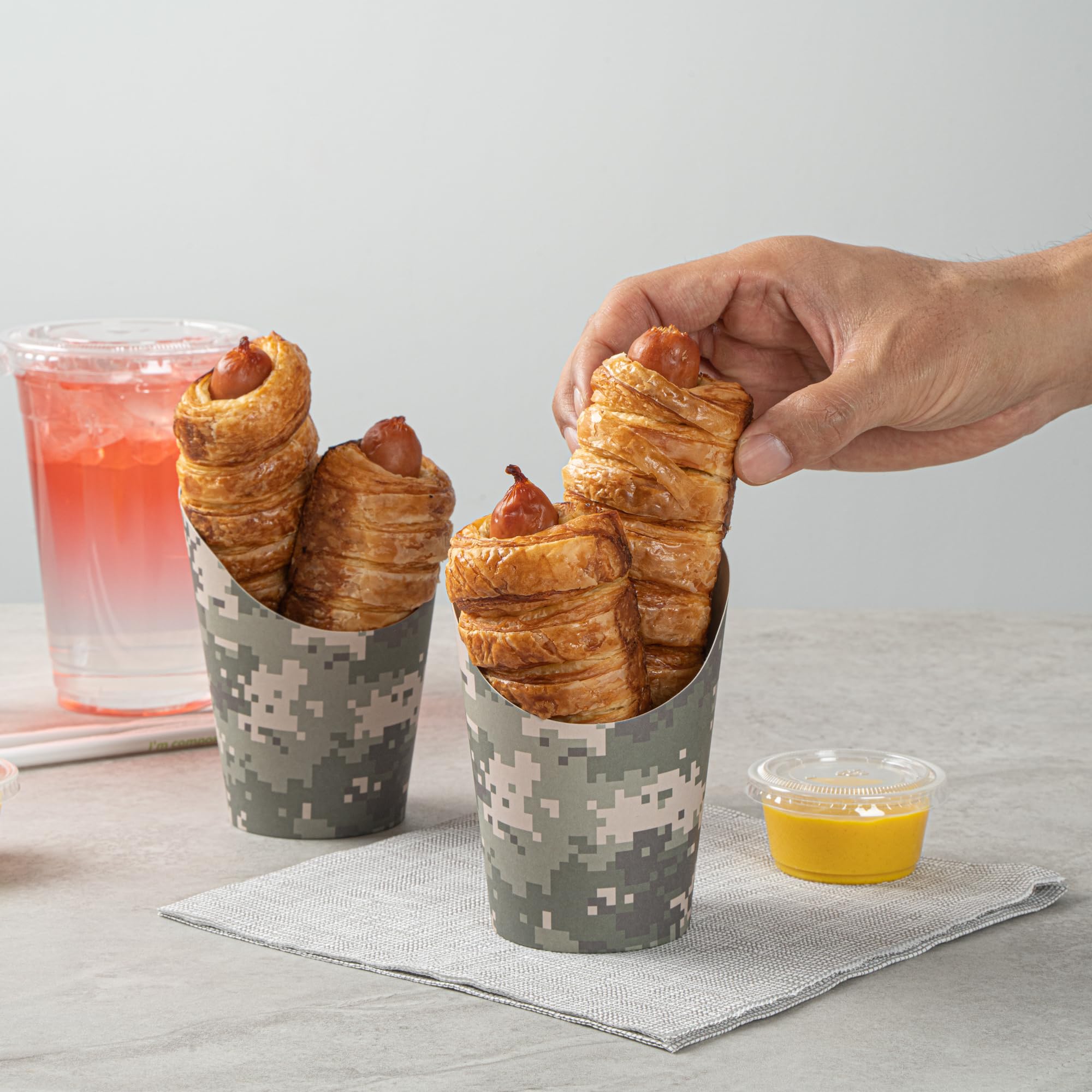 Bio Tek Contenedores de papas fritas de 12 onzas, 100 tazas desechables para embutidos – Diseño inclinado, redondos, tazas de papel de camuflaje para papas fritas, apilables, para gofres, patatas