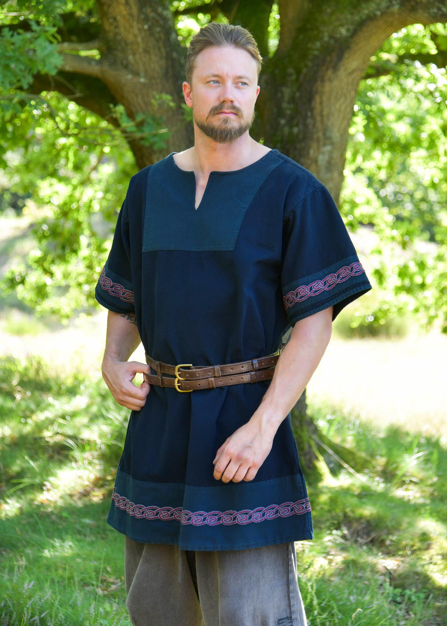 Battle-Merchant Wikinger Tunika Egil, Used-Look, Herren | Mittelalter Hemd, mit Stickerei, Kurzarm, Baumwolle, für Reenactment, LARP & Fantasy Cosplay
