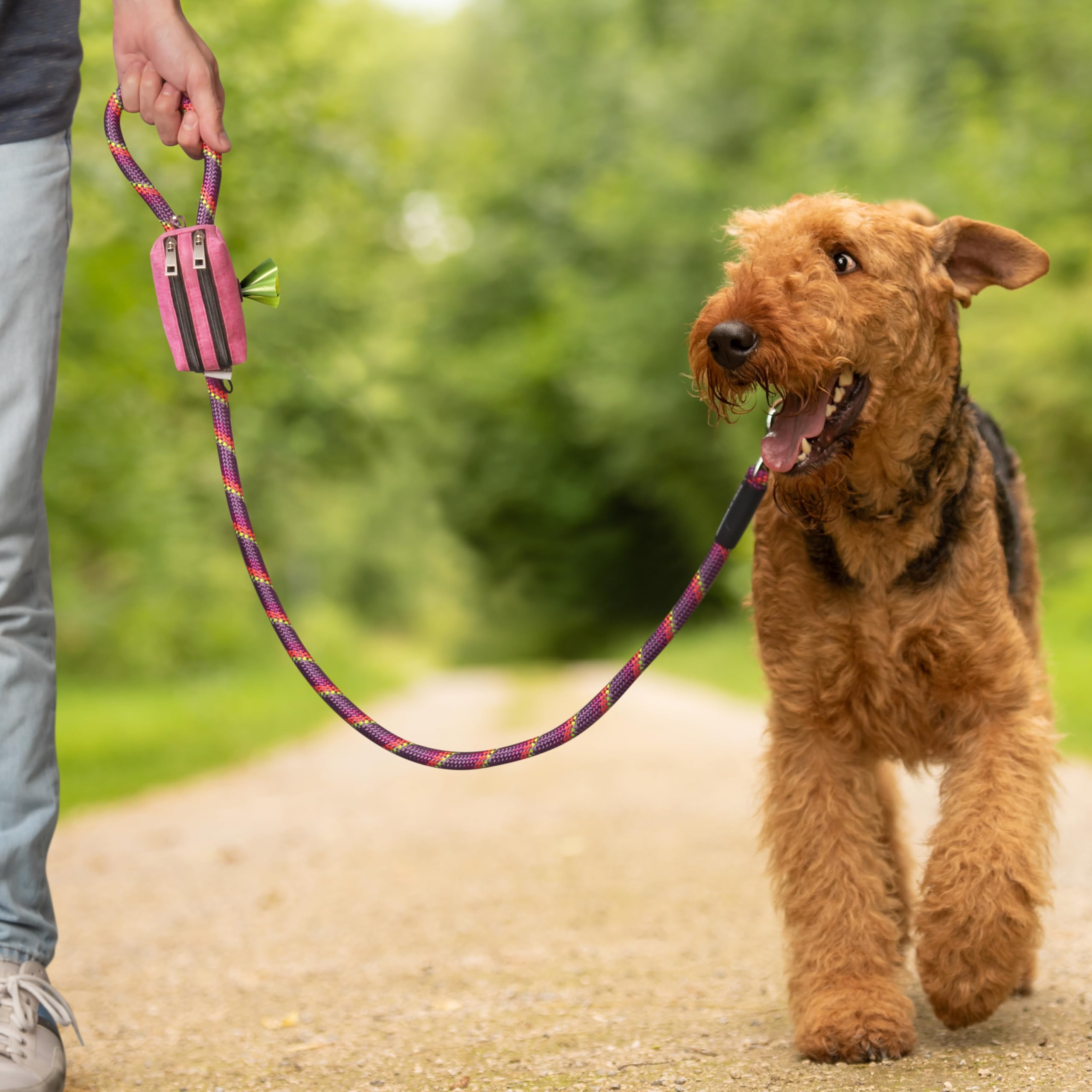 Dispensador de bolsas para excrementos de perro y soporte para todas las correas. 2 bolsas impermeables para bolsas de basura de mascotas y accesorios para pasear perros + 1 rollo gratis. Leashrr 2.0