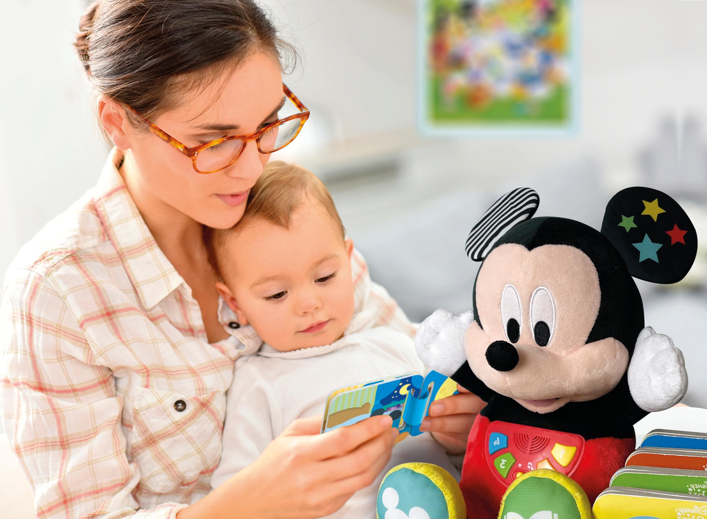 Clementoni Mes premières Histoires - Baby Mickey conteuse d’Histoires - Immersion Sonore Total - Jeu Educatif - pour Enfant Curieux - Moment de Détente - Lavable en Machine - Dès 6 Mois