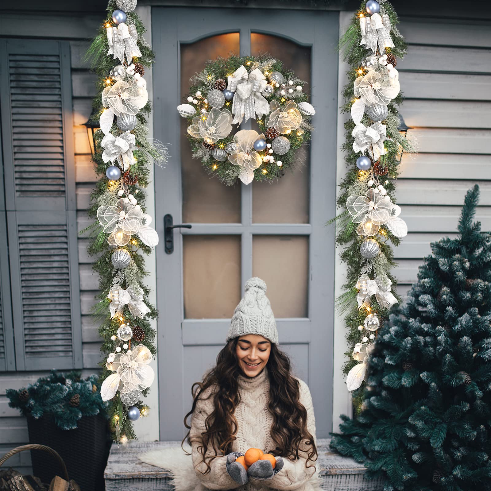 Couronne de Noël lumineuse pour porte d'entrée avec 20 lumières LED, couronne de Noël pré-éclairée de 55,9 cm avec grande fleur et boule d'ornement, décoration de porche d'hiver, décorations de Noël