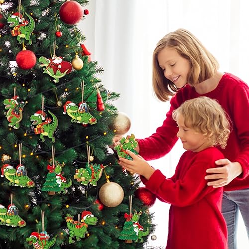 Miniatura 7 de BBTO 40 piezas de adornos de dinosaurio de Navidad para árbol de Navidad, adornos decorativos de madera de dinosaurio colgante para árbol, fiesta de
