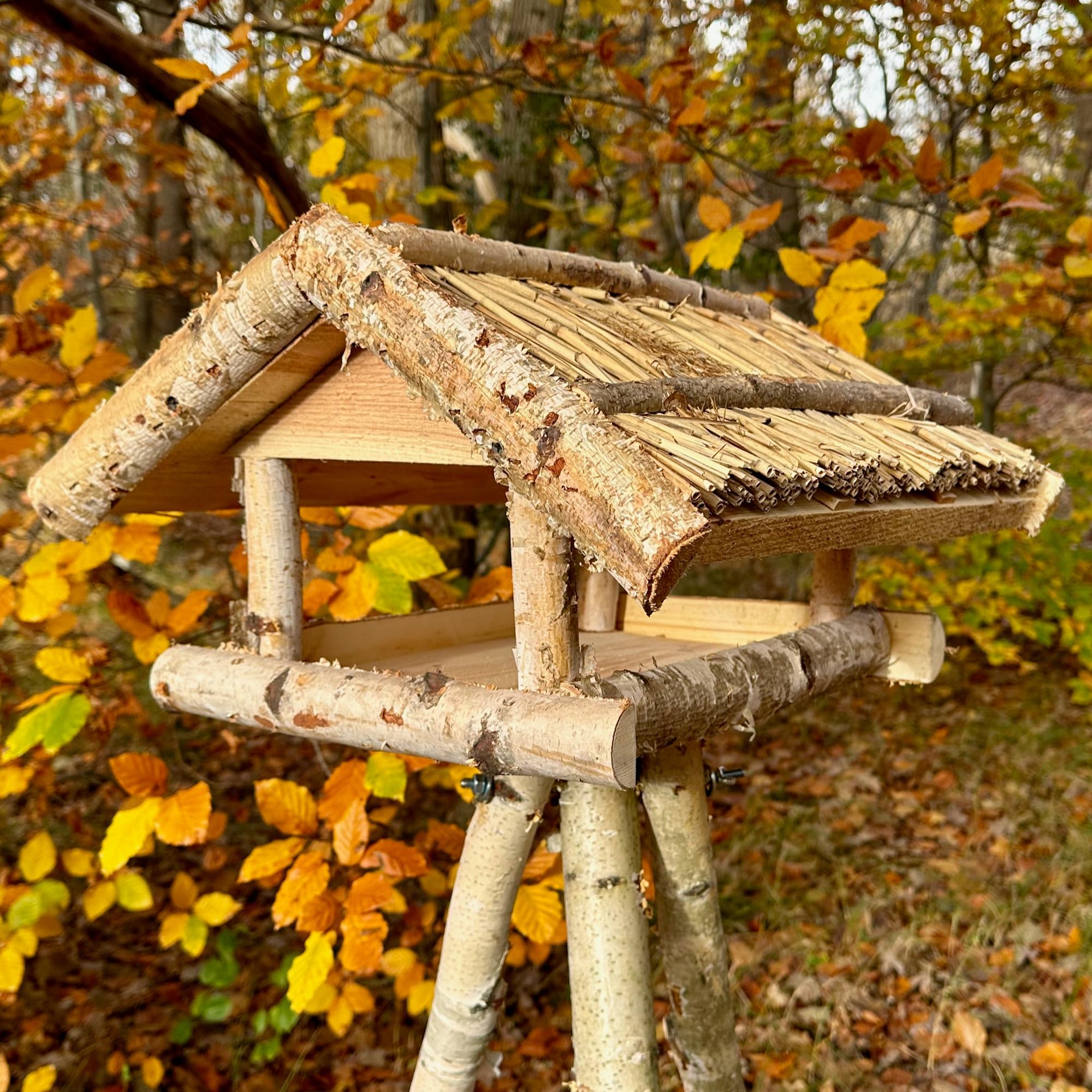 GARTENETAGE Vogelhaus Birke mit Reetdach/Vogelhaus mit Ständer wetterfest und stabil/Vogelfutterhaus mit Ständer/Robustes Vogelhäuschen für Ihren Garten