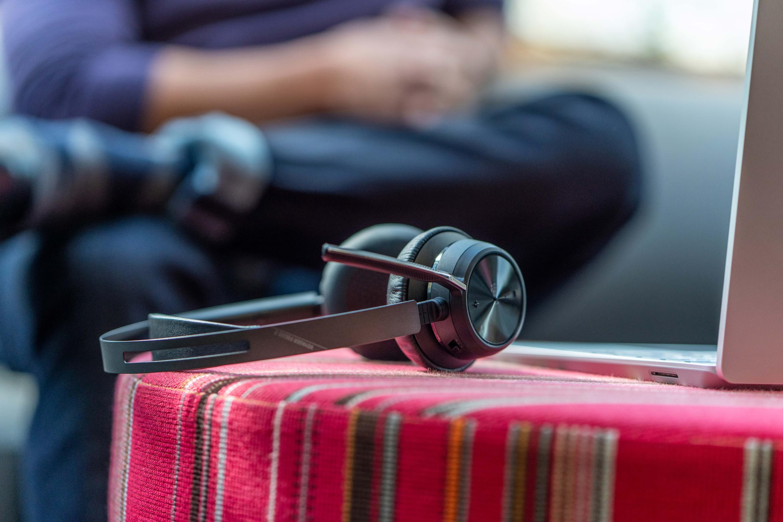 Poly Voyager Focus 2 USB-C Headset für Microsoft Teams, mit USB-C/A Adapter – Bluetooth, ANC, Acoustic Fence Technologie, bis zu 25 Stunden Sprechzeit, Schwarz