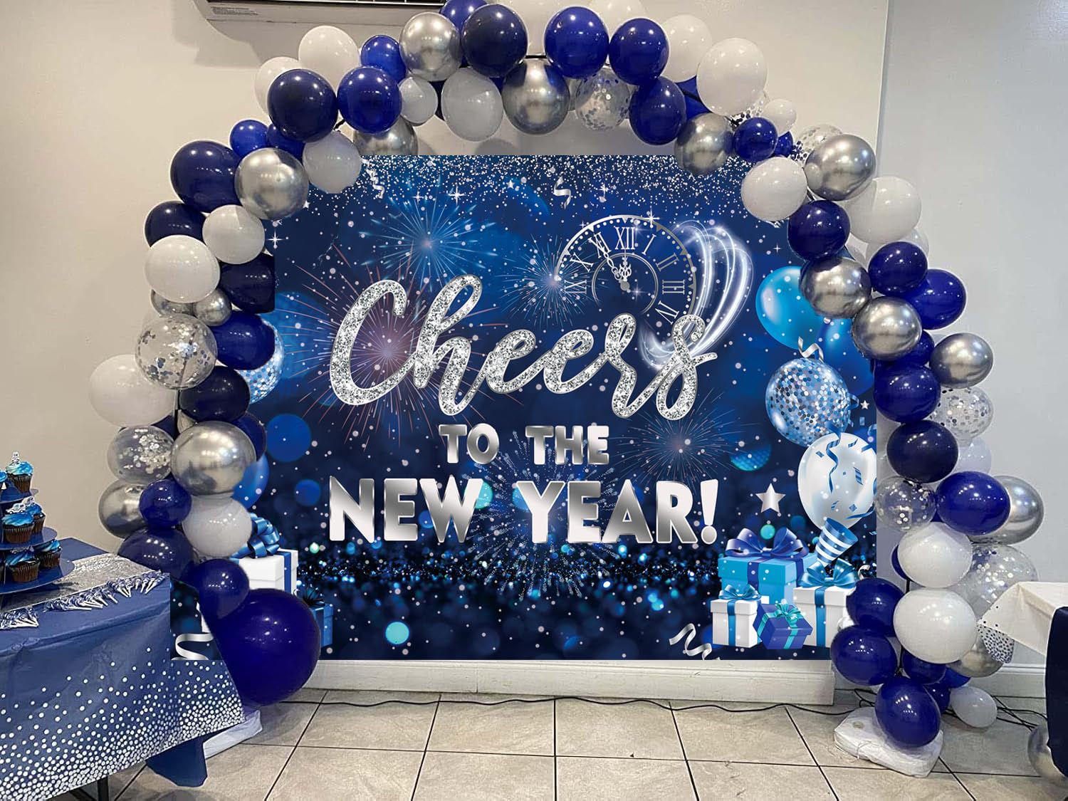 Toile de fond « Happy New Year » - 2,4 x 1,8 m - Décorations du Nouvel An 2025 - Bleu Cheers to The New Year - Bannière de fond pour Nye Decorations 2025 - Fournitures de fête du Nouvel An