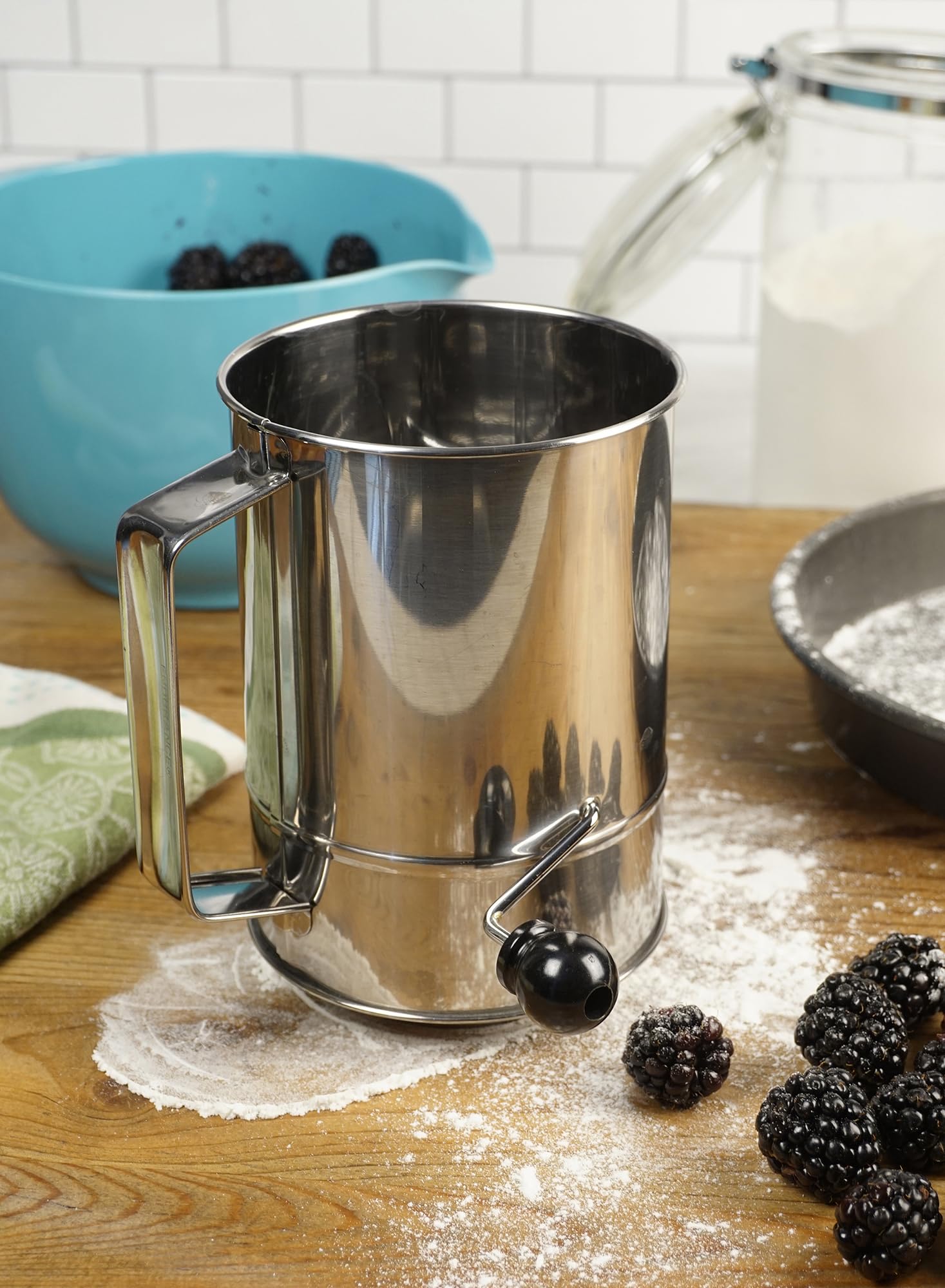Nordic Ware Tamis à farine, 3 tasses en acier inoxydable, design rotatif, accessoires de cuisson pour tamiser les ingrédients secs et le sucre en poudre Nordic Ware Tamis à farine, 3 tasses en acier inoxydable, design rotatif, accessoires de cuisson pour tamiser les ingrédients secs et le sucre en poudre