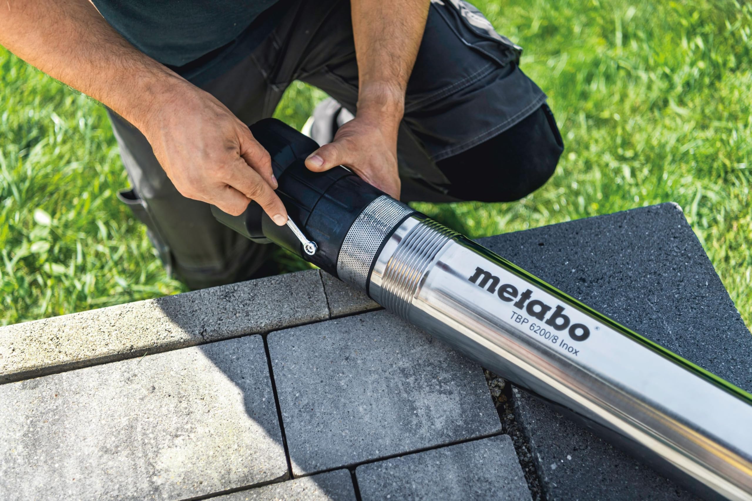 metabo Tiefbrunnenpumpe TBP 6200/8 Inox - 1100 W, 6200 l/h Fördermenge, 55 m Förderhöhe - Schlanke Edelstahl‑Pumpe für Bohrbrunnen ab Ø 100 mm, 8‑stufiges Pumpwerk, Rückschlagventil - 22 m Kabel
