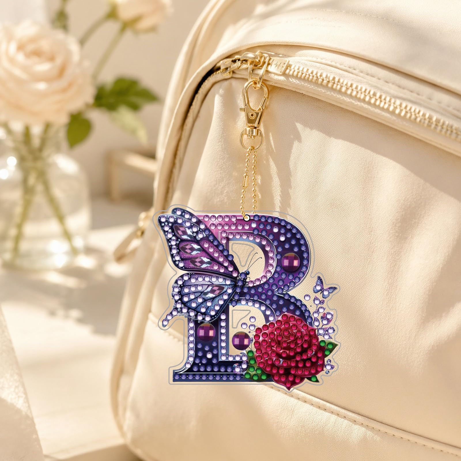 CustmArti DIY Diamond Art Painting Schlüsselanhänger Set aus Acryl mit Lila Schmetterling Motiv als Kreativer Taschenanhänger für Anfänger und Gemeinsame Familien Bastelstunden-26 Letters