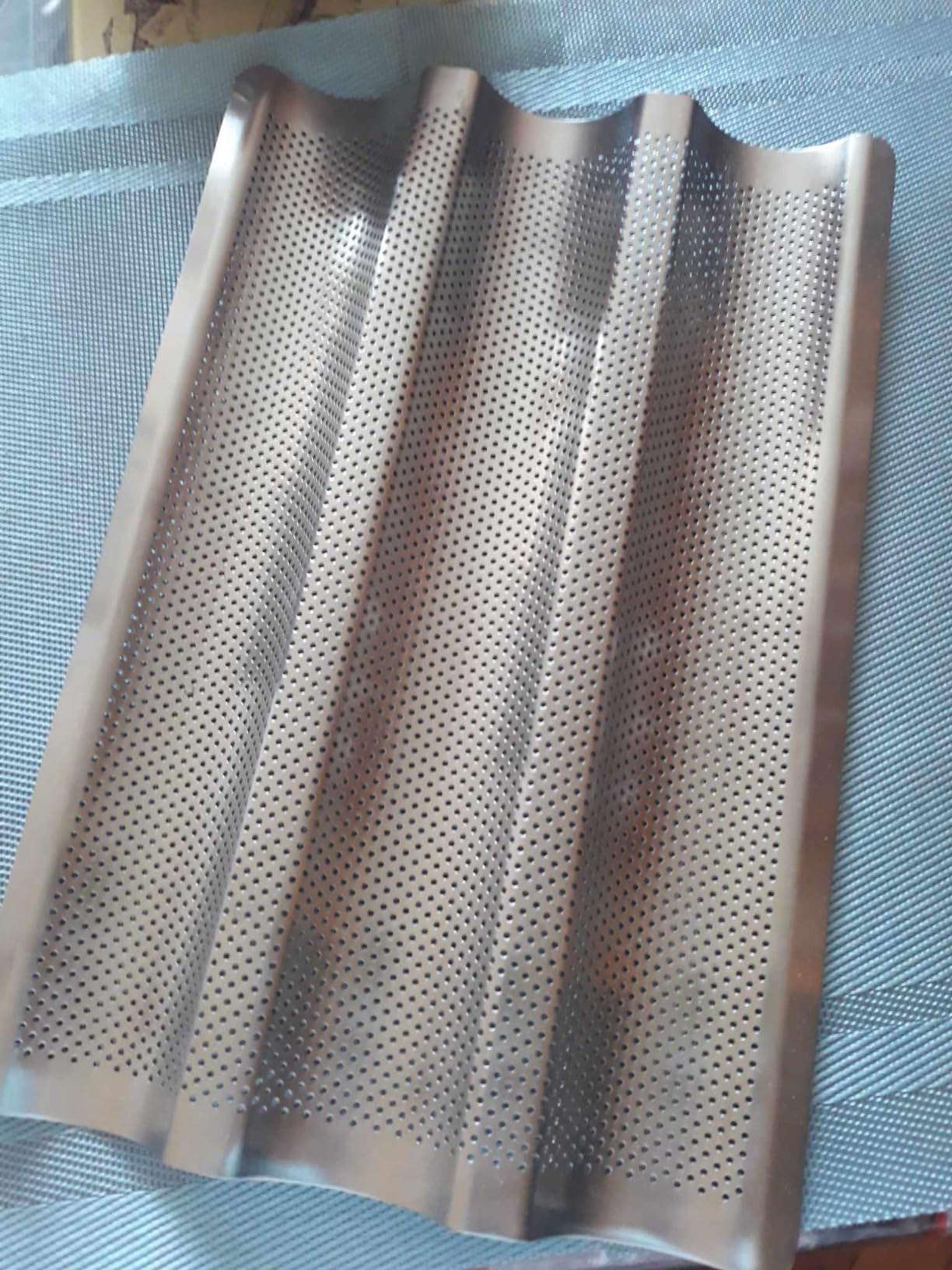 Moule à Baguettes 3 Places En Acier Anti-Adhésif - 38,5 X 27,5 Cm - Cuisson Parfaite Pour Baguettes Maison