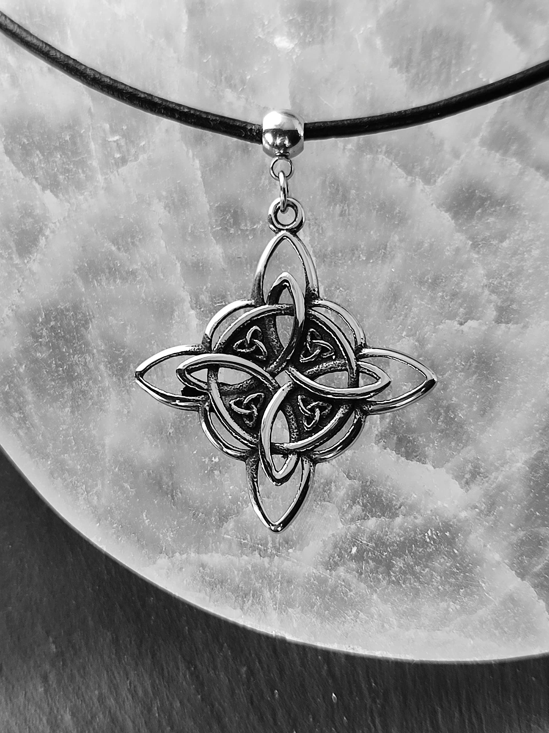 SIMBOLIKS Collar Nudo de Bruja, Sal negra, poderoso amuleto para repeler hechizos Amuleto de Protección brujería, Nudo Celta Triqueta Trinidad Joyería para Mujeres Amuleto de la Suerte y Protección