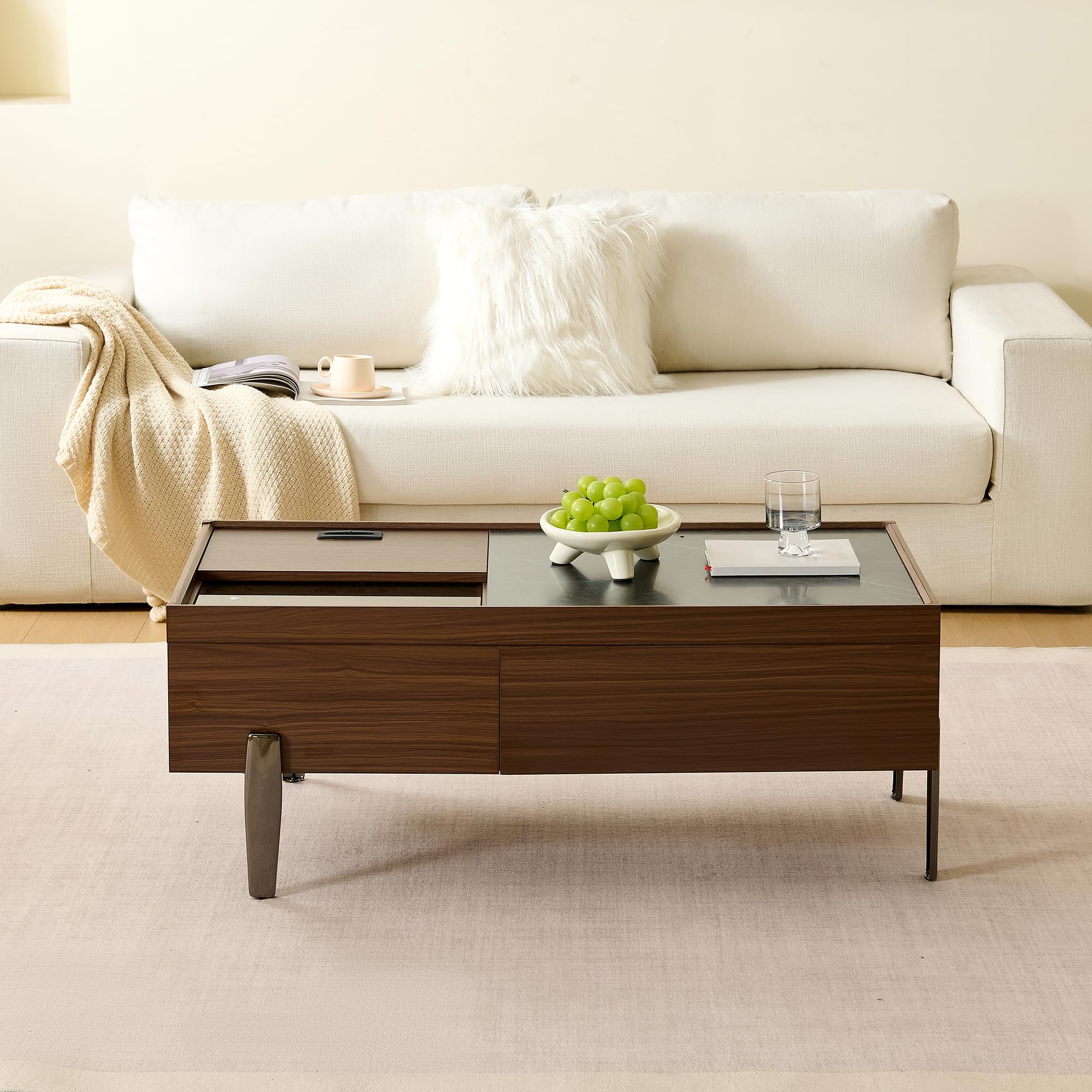 Table basse moderne avec tiroirs et plateau en verre - Design en bois marron foncé avec aspect marbre, pieds en métal, beaucoup d'espace de rangement pour le salon