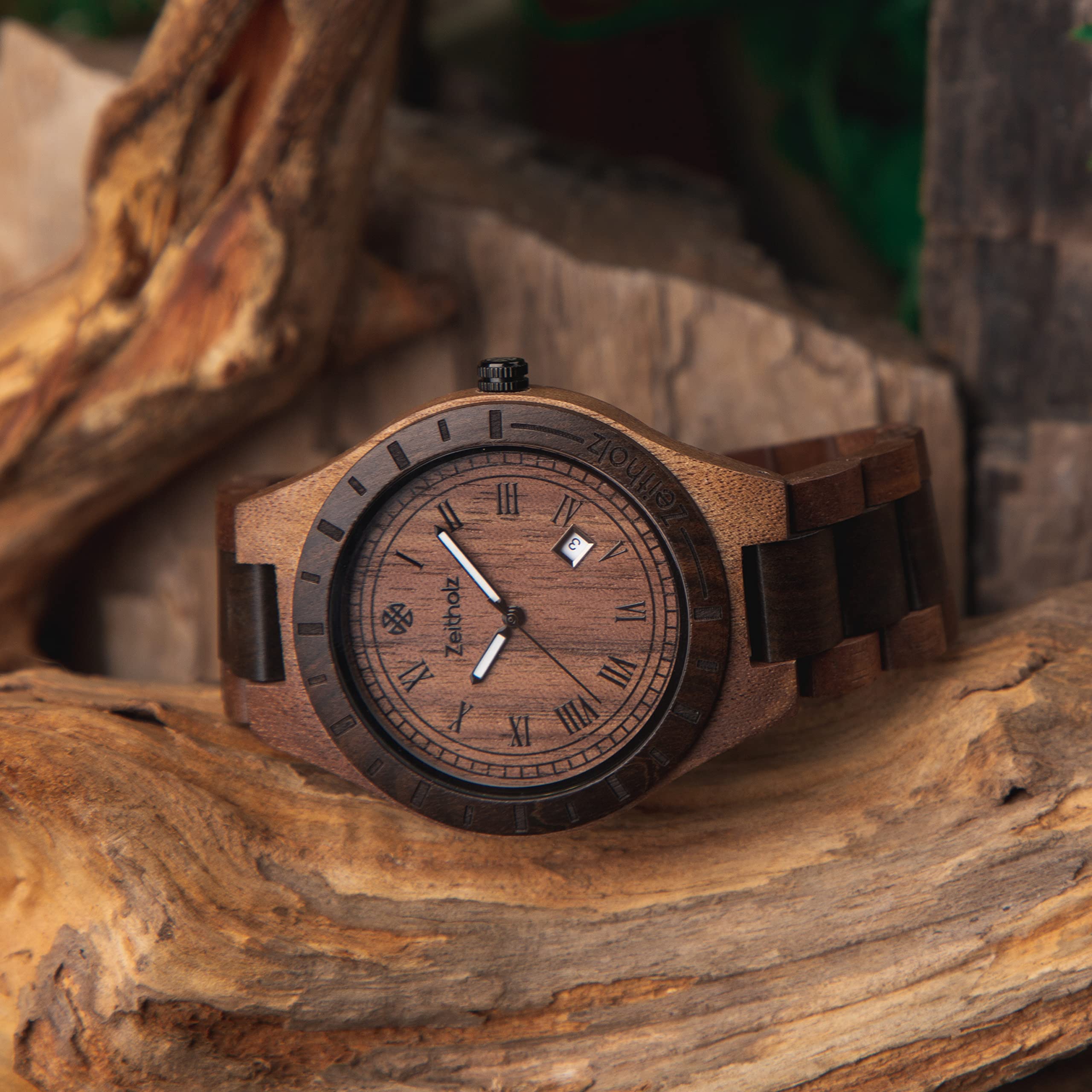 Orologio in Legno da Uomo, Modello Zittau: Fatto a mano in noce e sandalo naturale 100% con movimento al quarzo, lancette luminose e calendario mensile. (Noce)
